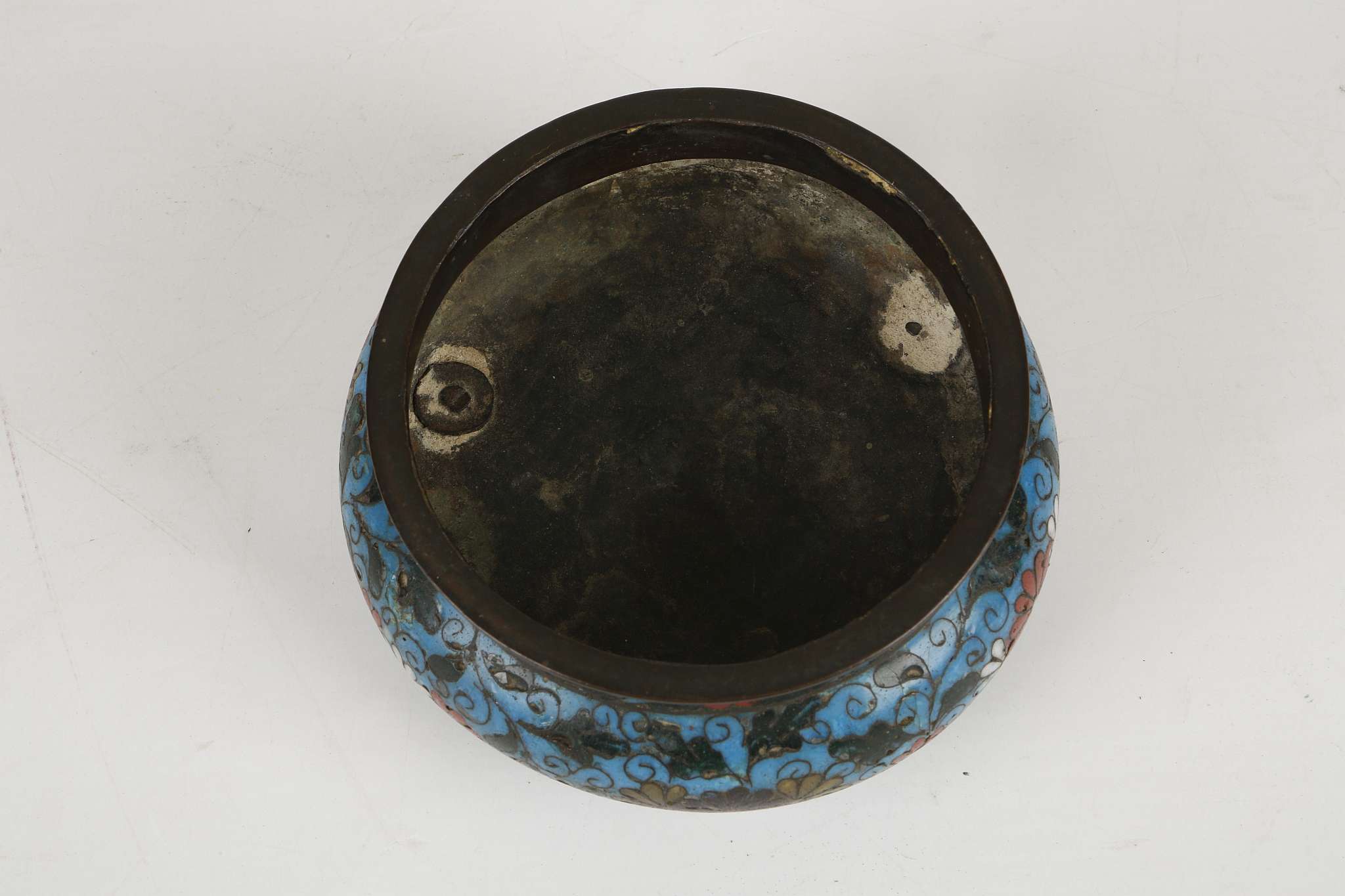 A CHINESE CLOISONNÉ ENAMEL TRIPOD CENSER. Mid to late Ming. With a compressed body and cylindrical - Image 5 of 6