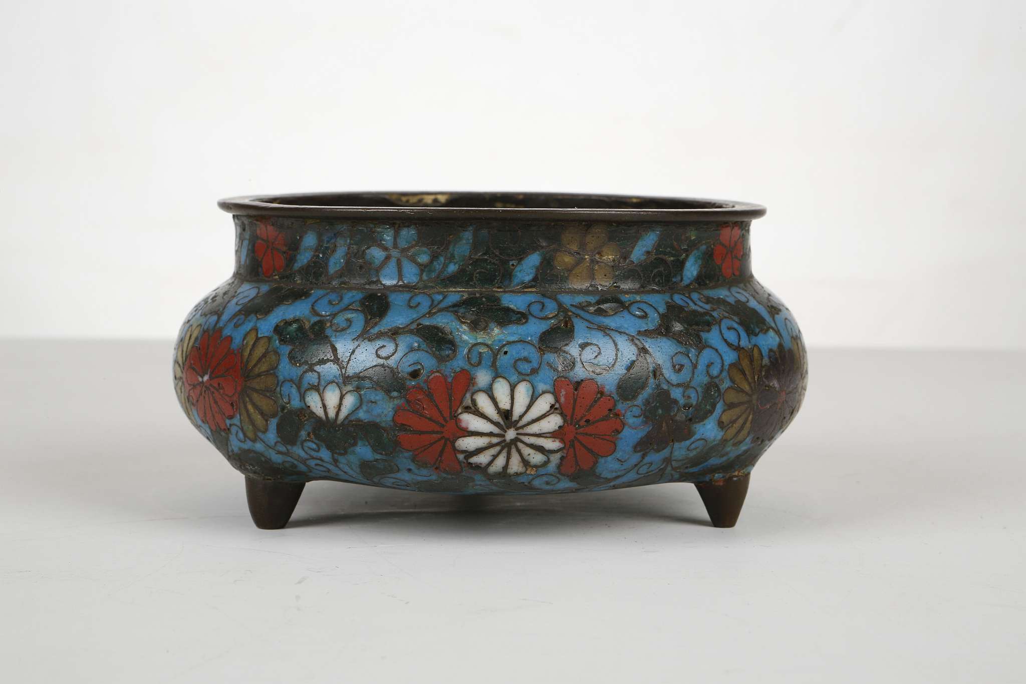 A CHINESE CLOISONNÉ ENAMEL TRIPOD CENSER. Mid to late Ming. With a compressed body and cylindrical - Image 2 of 6