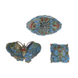 A COLLECTION OF THREE KINGFISHER FEATHER BROOCHES. 18th / 19th Century. Finely worked with gilt-