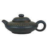 A CHINESE YIXING TEAPOT AND COVER.  20th Century.  6.5cm H.  20世纪 宜兴紫砂壶