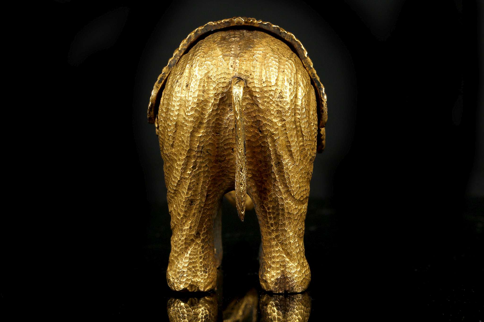 A CHINESE GILT BRONZE ELEPHANT PAPERWEIGHT.  Qing Dynasty, Qianlong era. Standing four-square with - Image 3 of 6