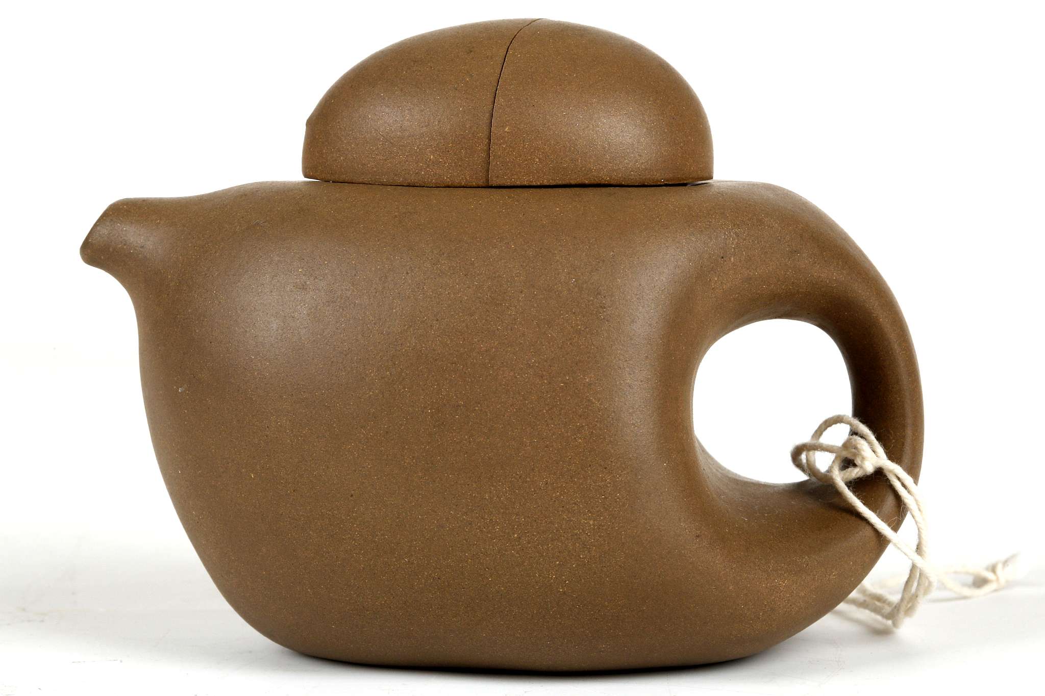 A CHINESE YIXING TEAPOT AND COVER.  20th Century.  8.5cm H.  20世纪 宜兴紫砂壶 - Image 4 of 9