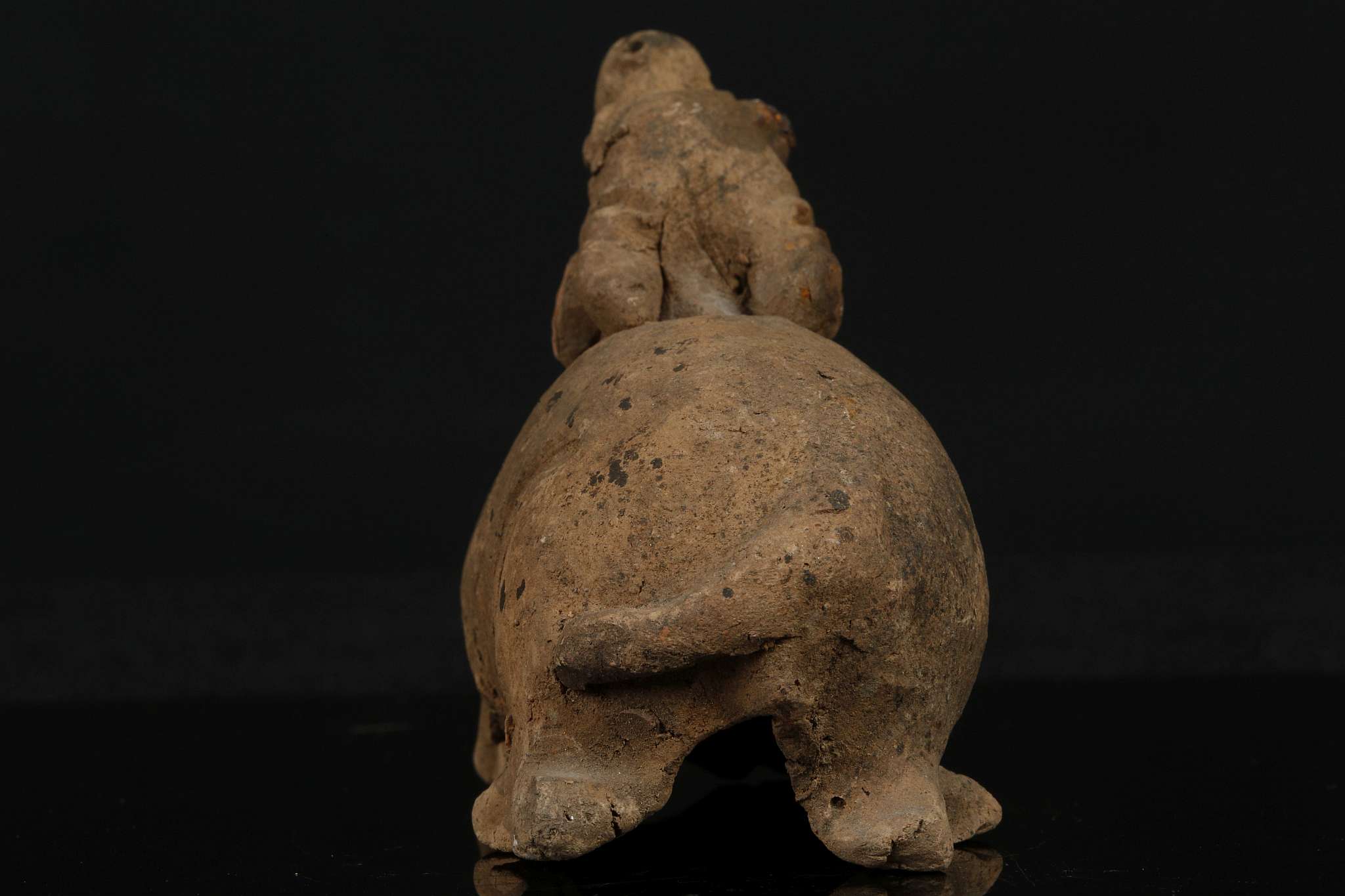 A PAINTED POTTERY OX. Yuan Dynasty. Modelled seated with the head turned up, pigment, 8cm H. 元代 陶雕水牛 - Image 3 of 7