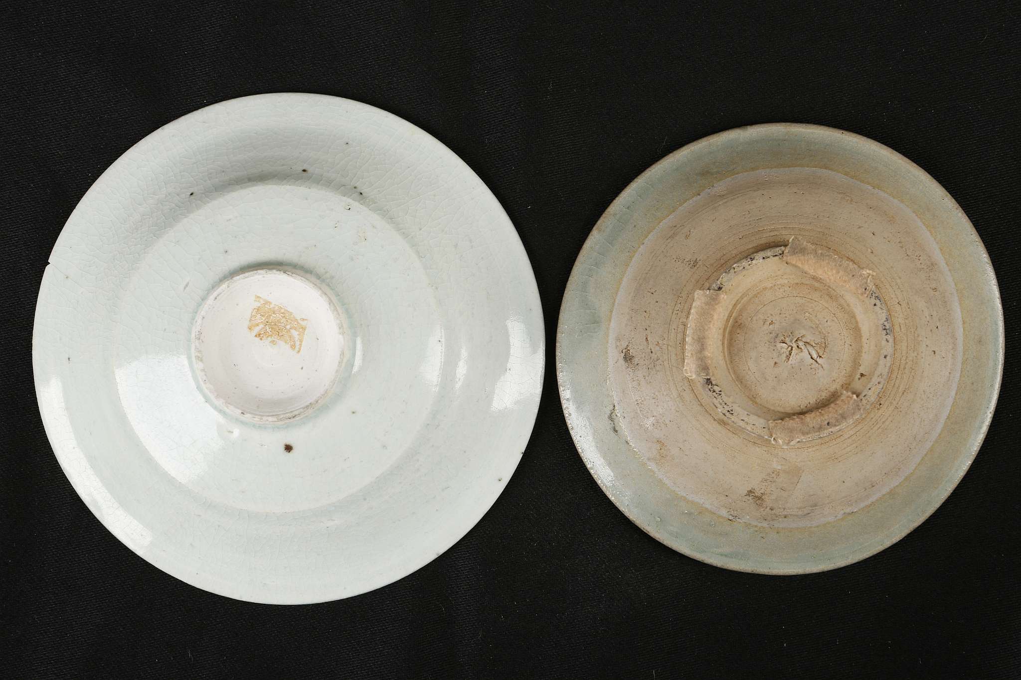 A CHINESE PALE CELADON BOWL TOGETHER WITH A QINGBAI BOWL. Song Dynasty. 12/14cm diameter. (2). 宋代 - Image 2 of 3