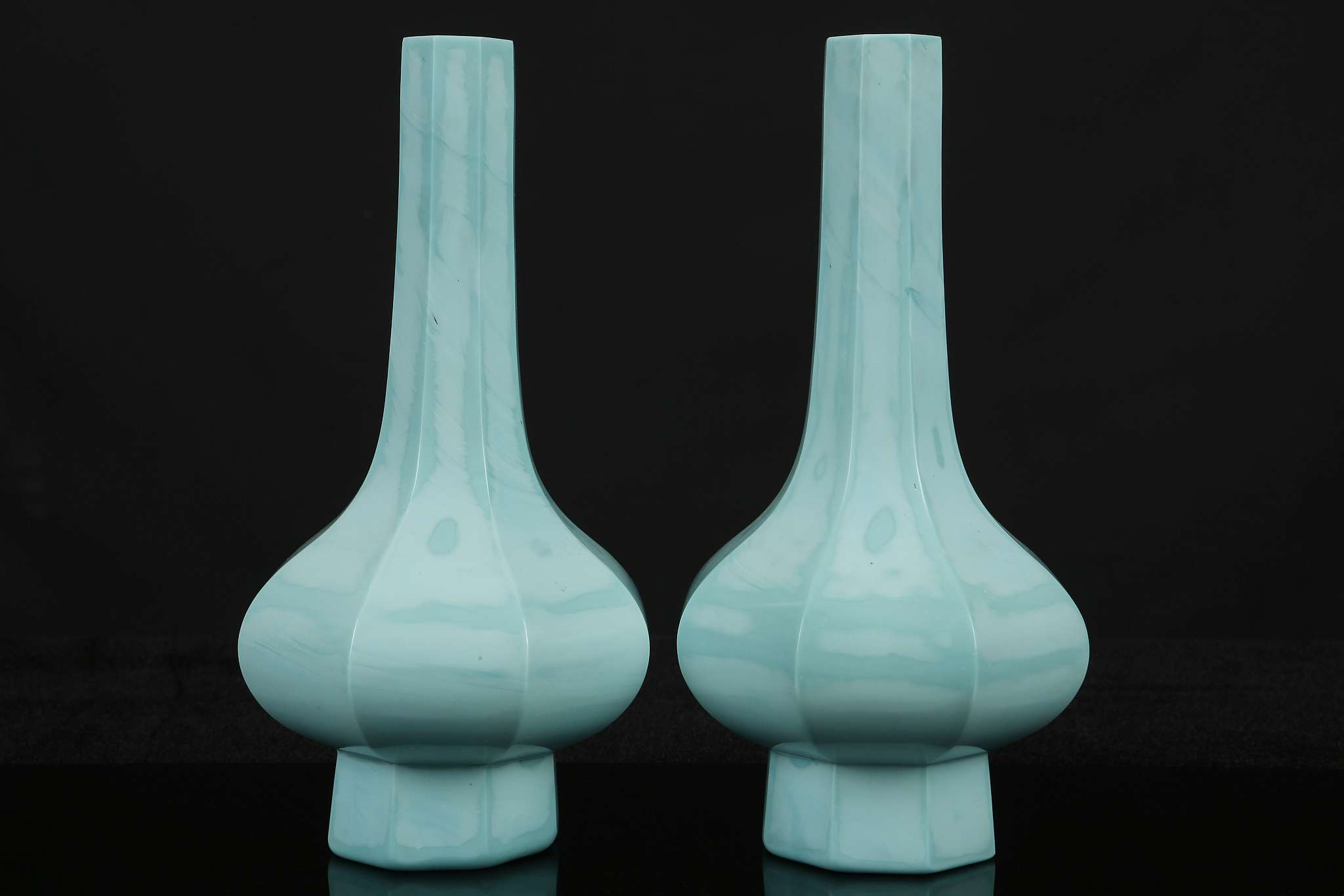 A PAIR OF LIME GREEN PEKING GLASS FACETTED BOTTLE VASES.  Qing Dynasty, 18th / 19th Century.  Of - Image 3 of 6