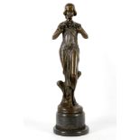 A bronzed sculpture of a lady in Art Nouveau style, on a black marble base with a bronzed pattern