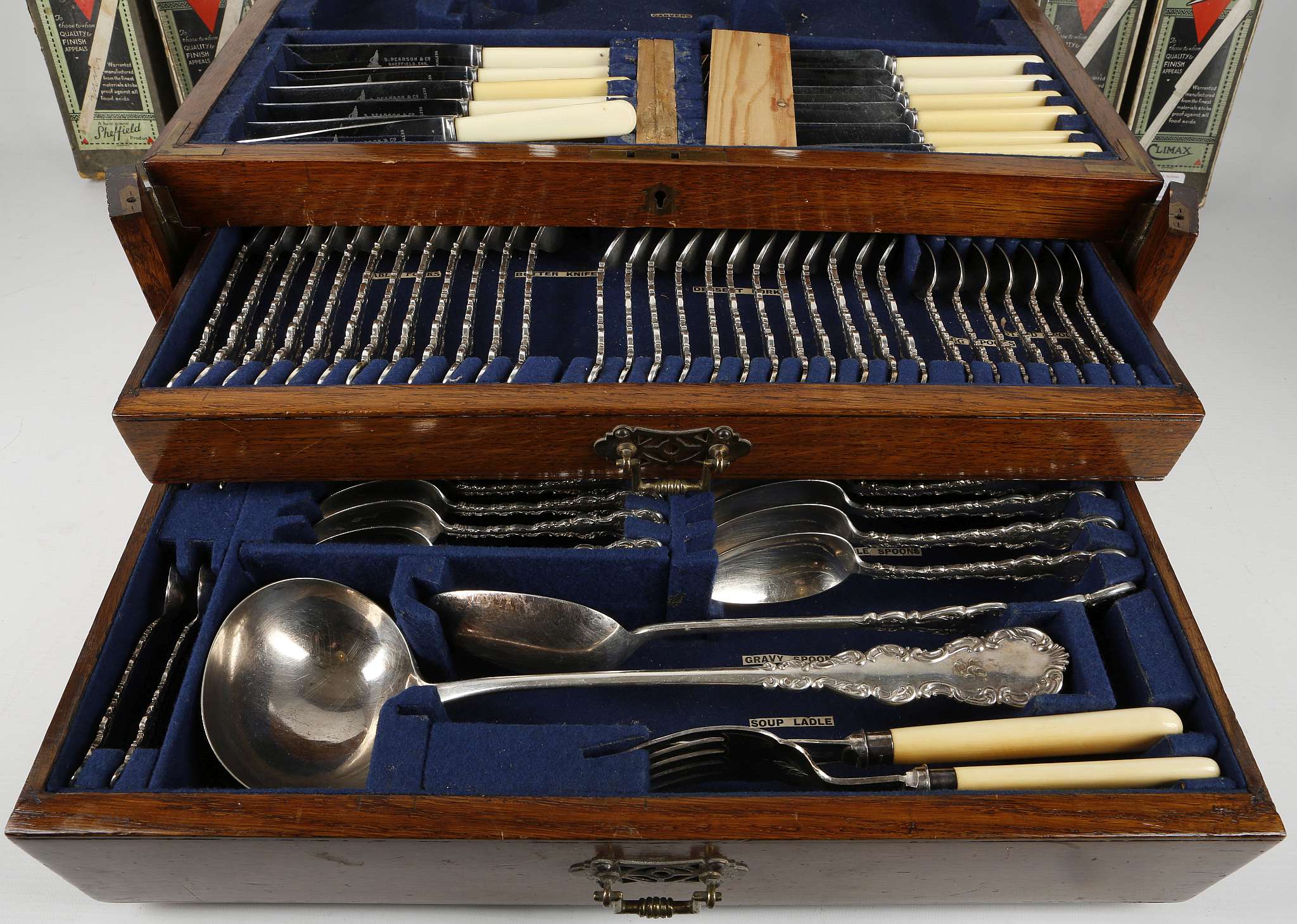An oak canteen of silver plated flatware and cutlery in the King pattern, to include knives, - Image 3 of 3