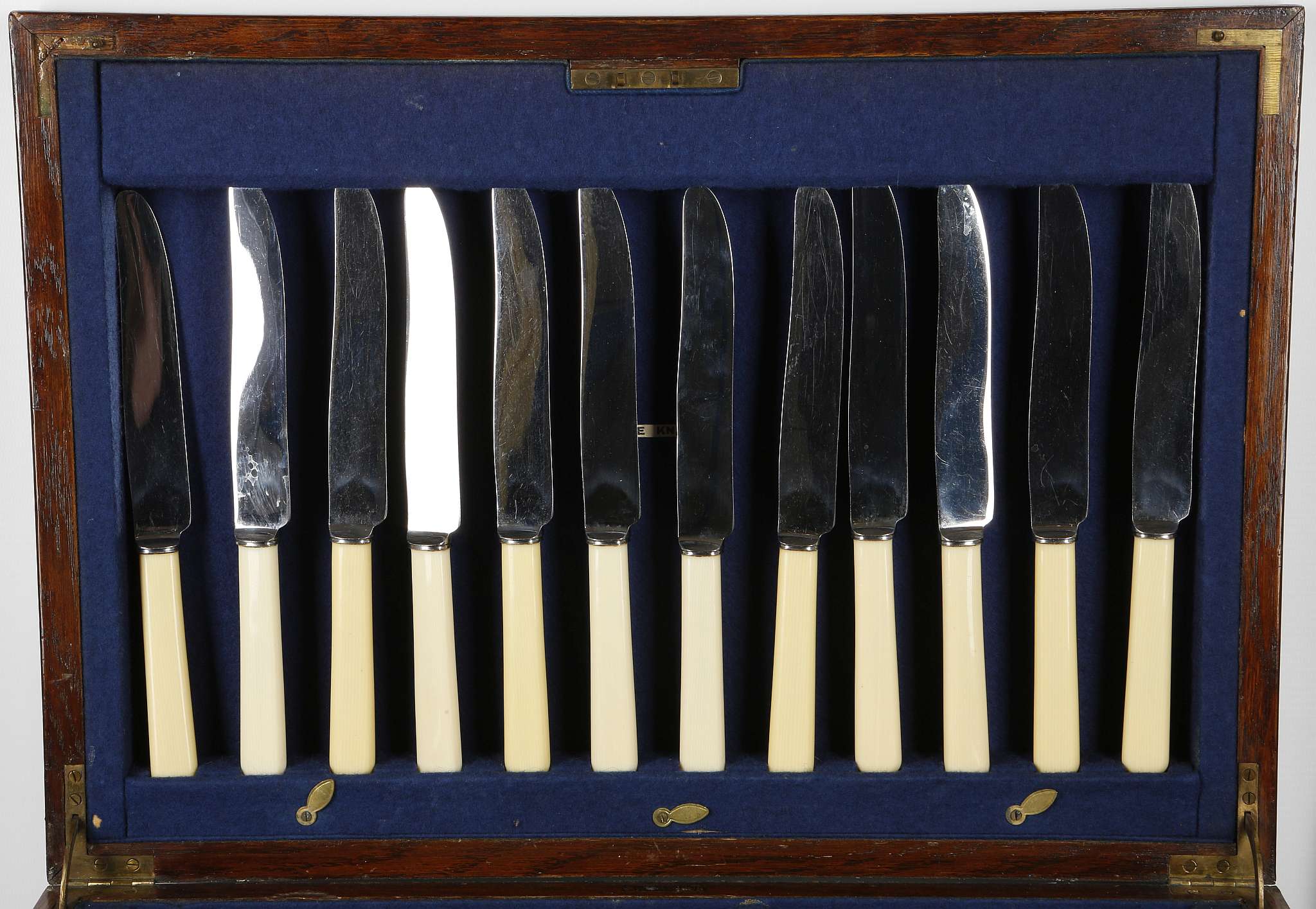 An oak canteen of silver plated flatware and cutlery in the King pattern, to include knives, - Image 2 of 3