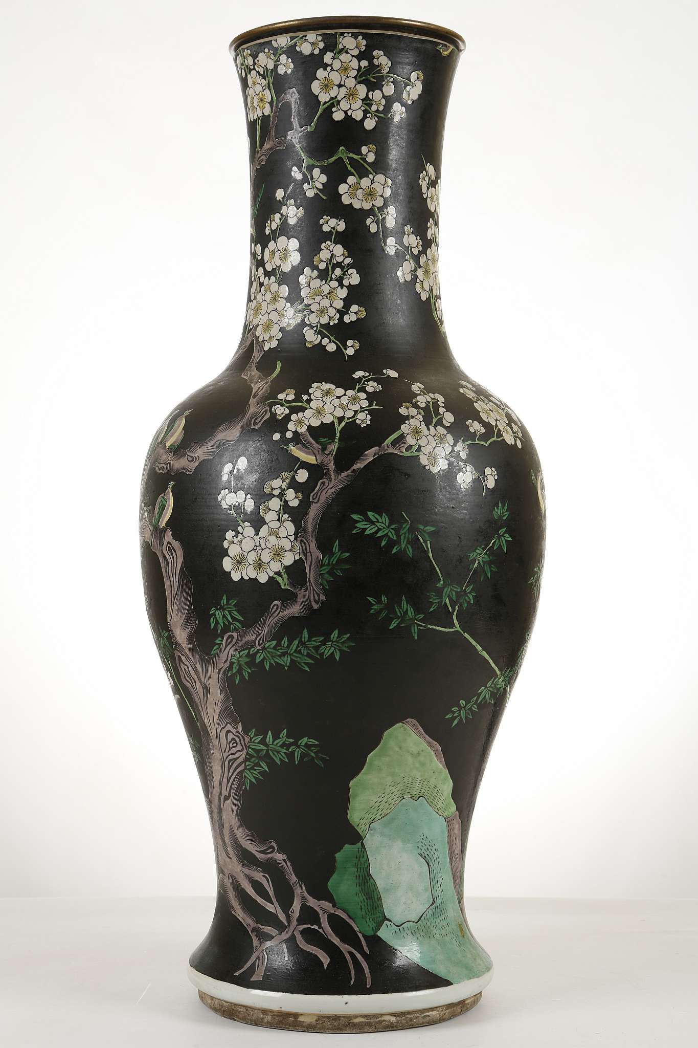 A LARGE CHINESE FAMILLE NOIRE VASE. Late Qing, 19th Century. Painted with a gnarled flowering plum - Image 4 of 7