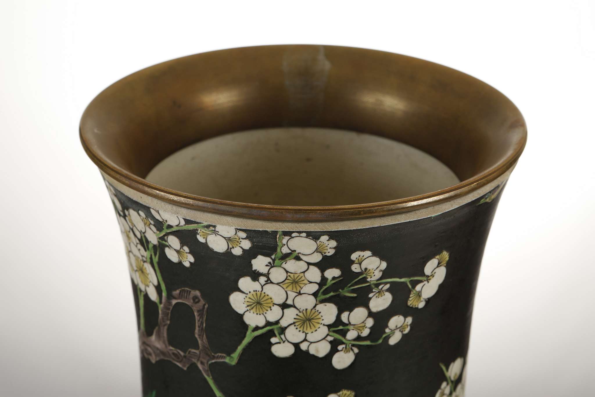 A LARGE CHINESE FAMILLE NOIRE VASE. Late Qing, 19th Century. Painted with a gnarled flowering plum - Image 5 of 7