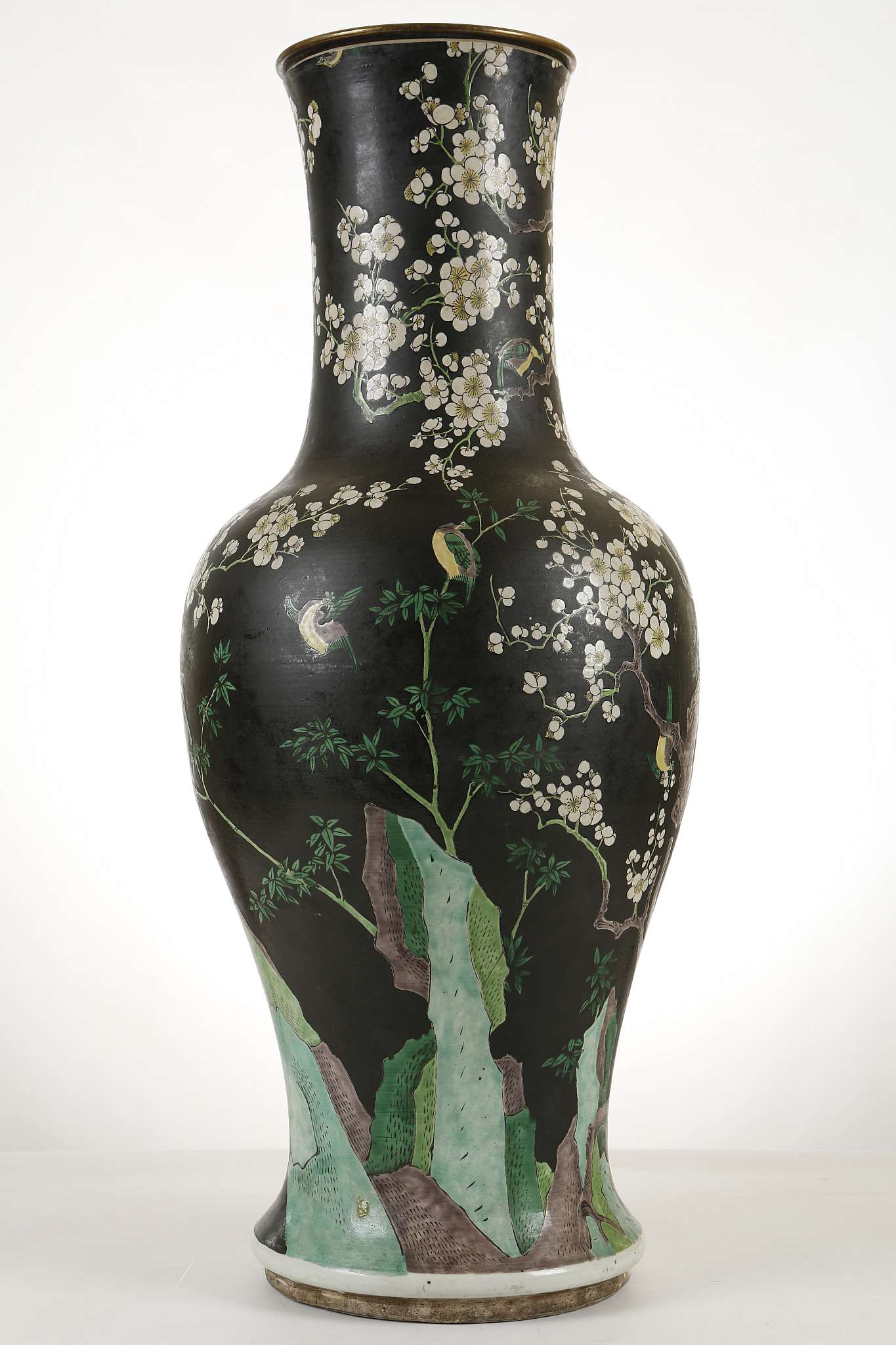 A LARGE CHINESE FAMILLE NOIRE VASE. Late Qing, 19th Century. Painted with a gnarled flowering plum - Image 3 of 7