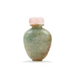 A CHINESE JADE SNUFF BOTTLE. Late Qing. With stopper. 7.5cm H. 晚清 玉雕鼻烟壶