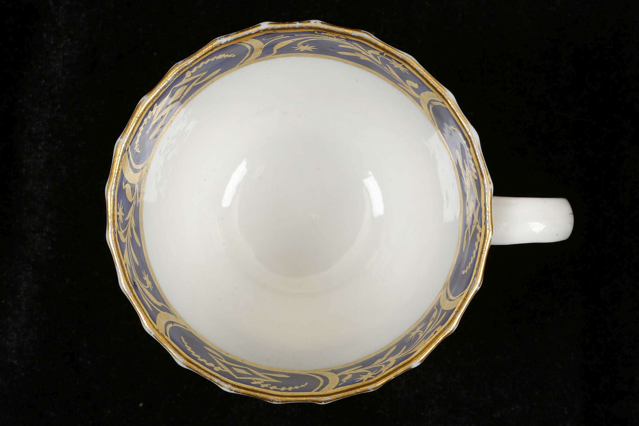 A COALPORT TRIO, circa 1800, each spiral-fluted and decorated with blue and gold borders, comprising - Image 4 of 11