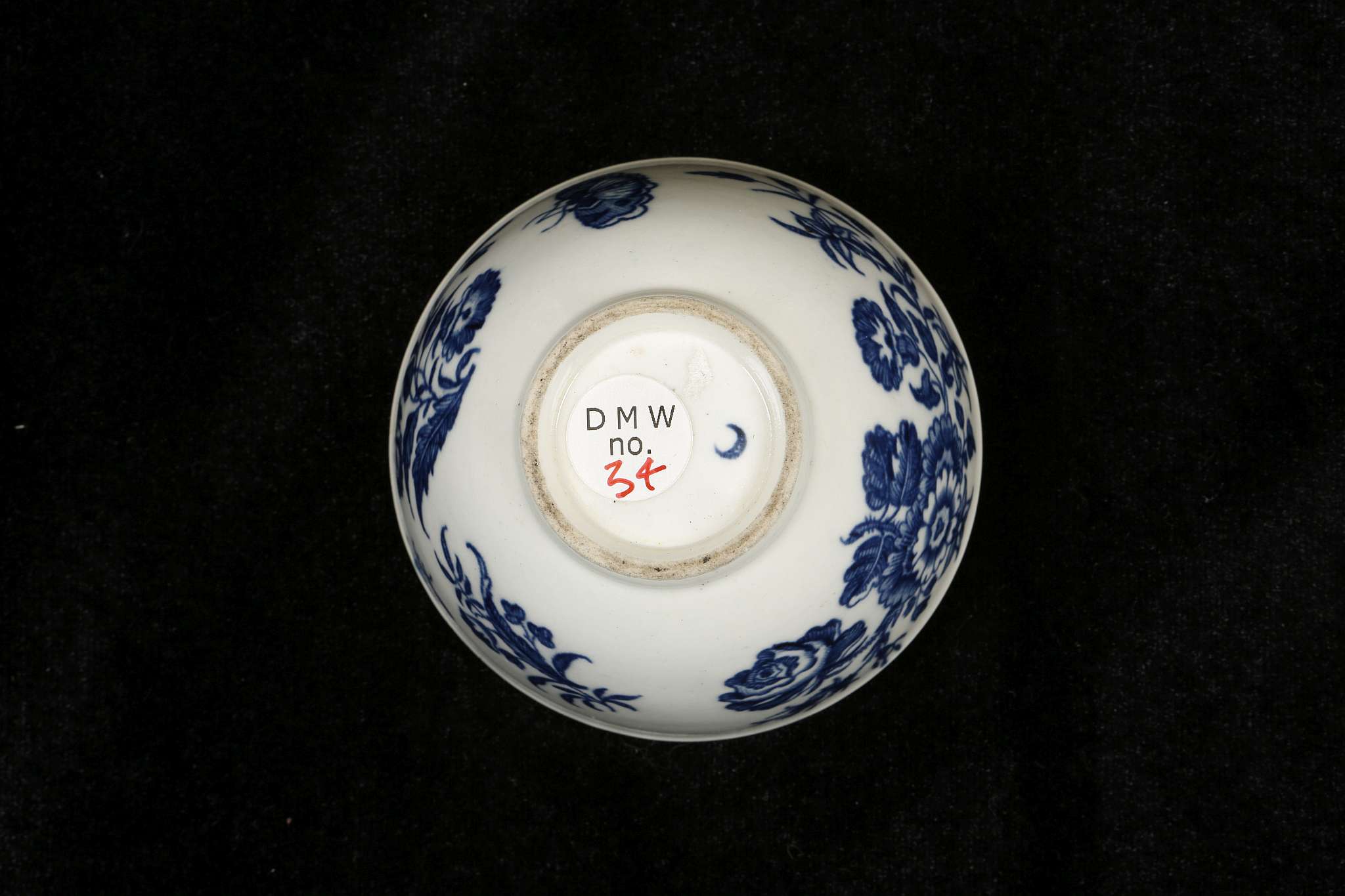 A WORCESTER TEABOWL AND SAUCER, circa 1770, printed in blue with the 'Three Flowers' pattern (the - Image 5 of 7