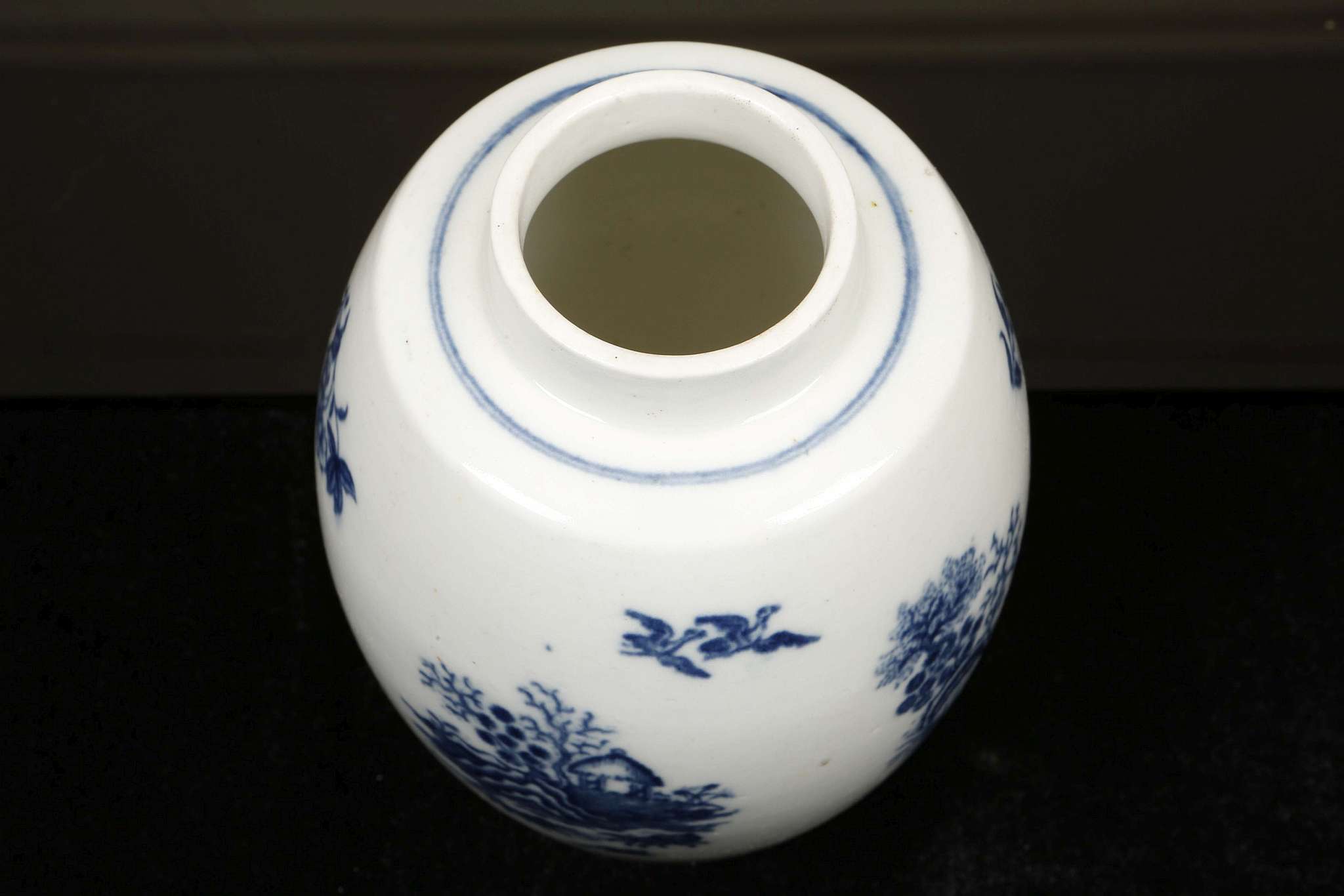 A WORCESTER TEA CANISTER, circa 1770, the barrel form printed in blue with the 'Fence' pattern (10. - Image 4 of 5