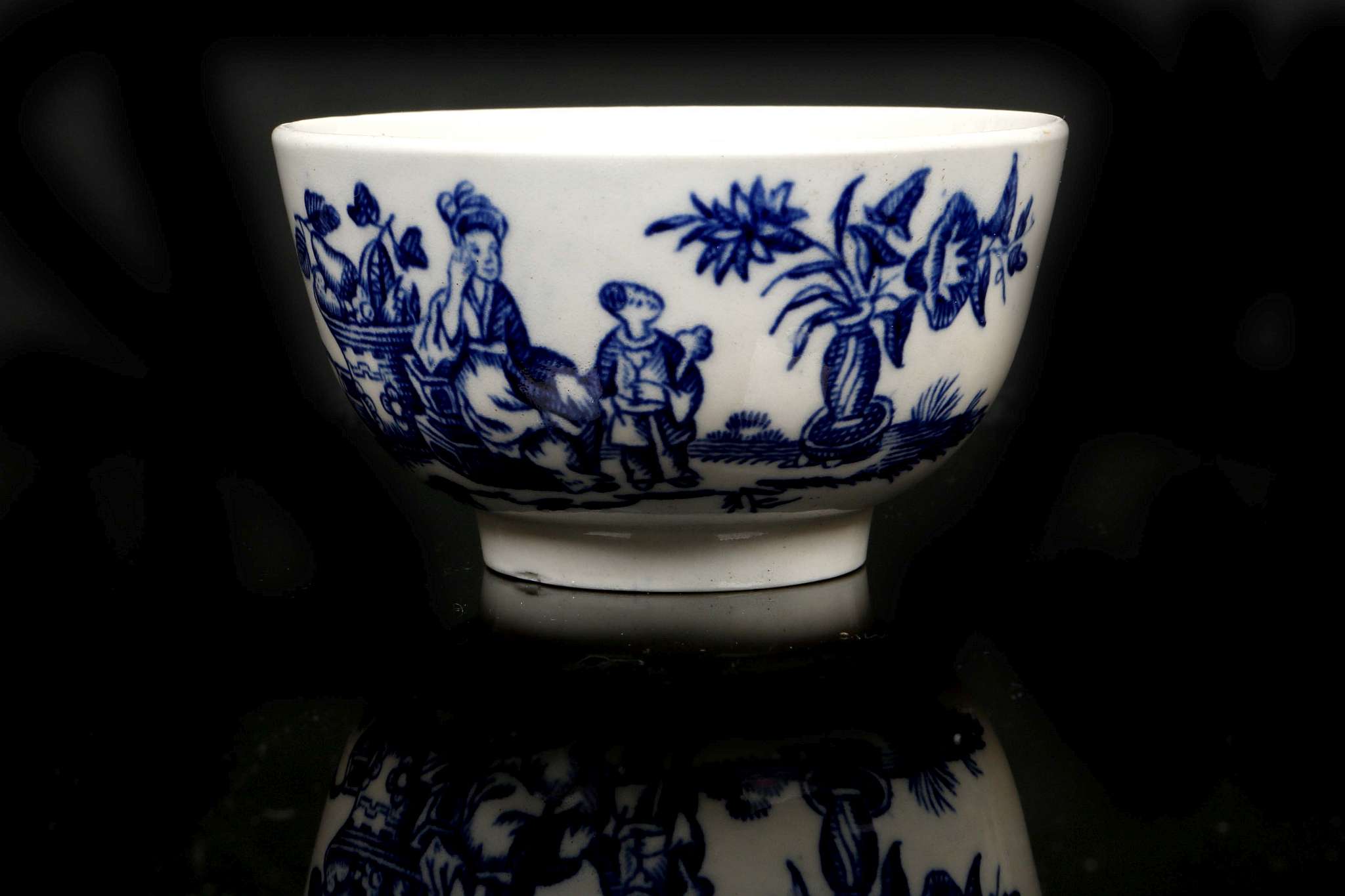 A WORCESTER TEABOWL AND SAUCER, circa 1780, decorated in blue with the 'Mother and Child' pattern, - Image 2 of 7