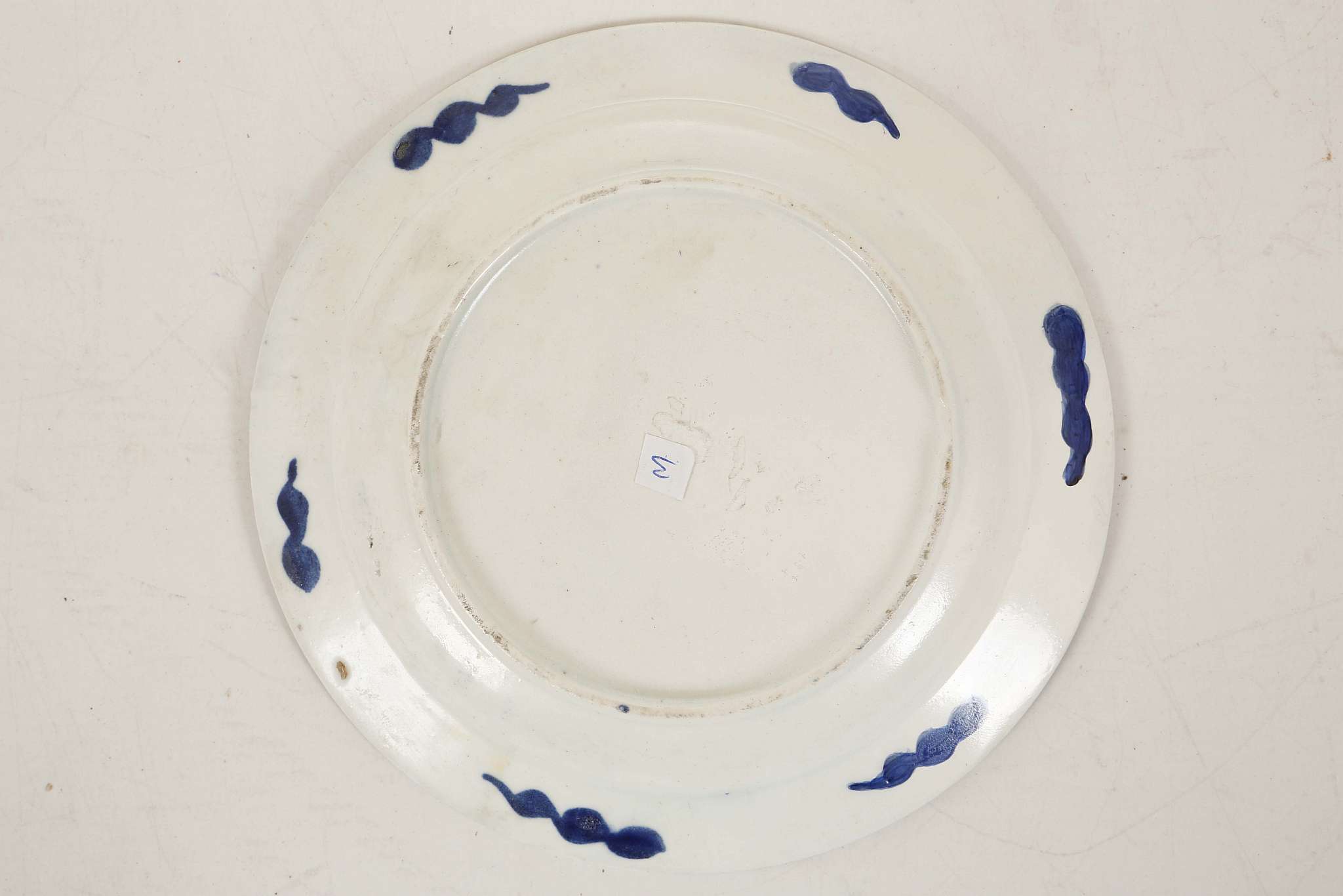 A SMALL BOW PLATE, circa 1760, painted in underglaze blue with the 'Dragon' pattern (14cm - Image 2 of 2