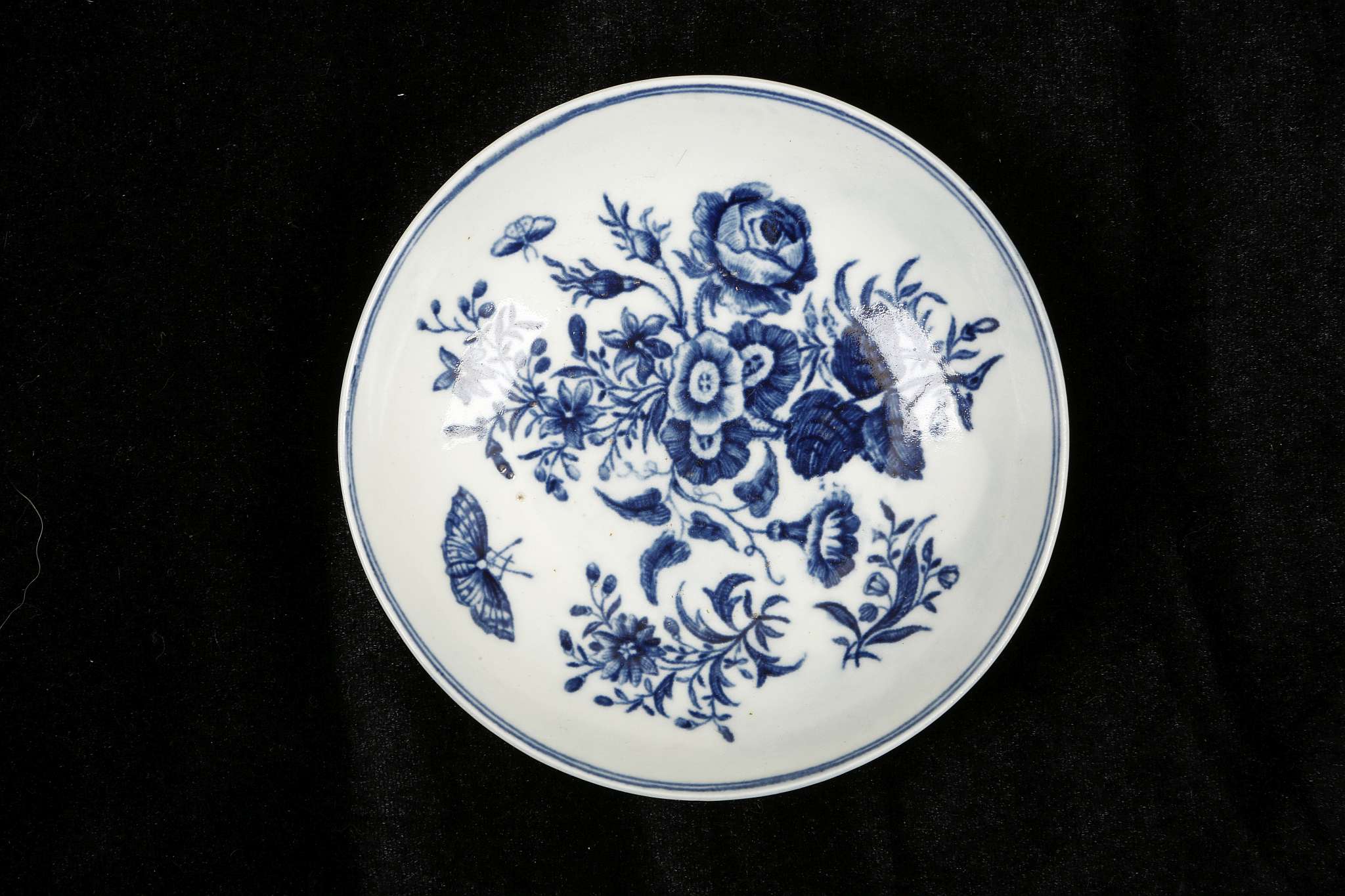 A WORCESTER TEABOWL AND SAUCER, circa 1770, printed in blue with the 'Three Flowers' pattern (the - Image 6 of 7