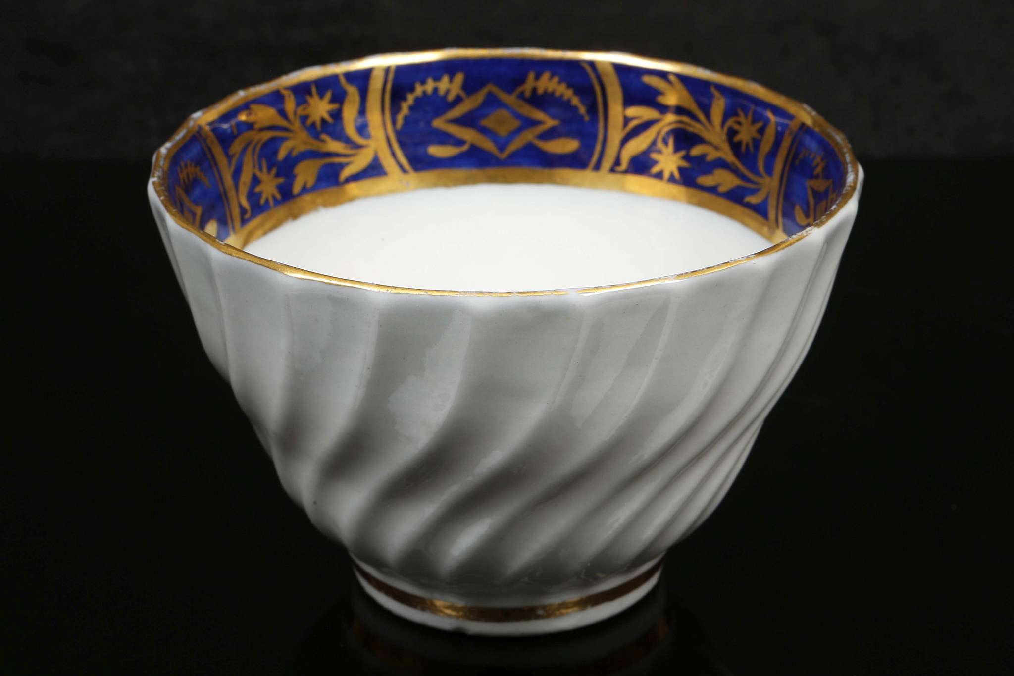 A COALPORT TRIO, circa 1800, each spiral-fluted and decorated with blue and gold borders, comprising - Image 6 of 11