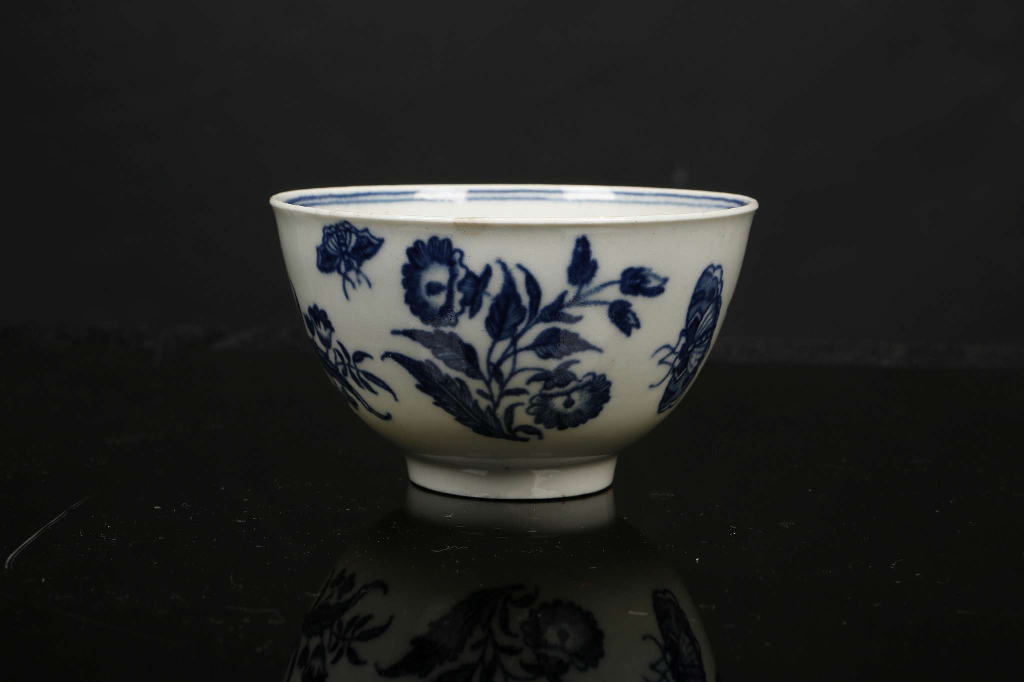 A WORCESTER TEABOWL AND SAUCER, circa 1770, printed in blue with the 'Three Flowers' pattern (the - Image 3 of 7