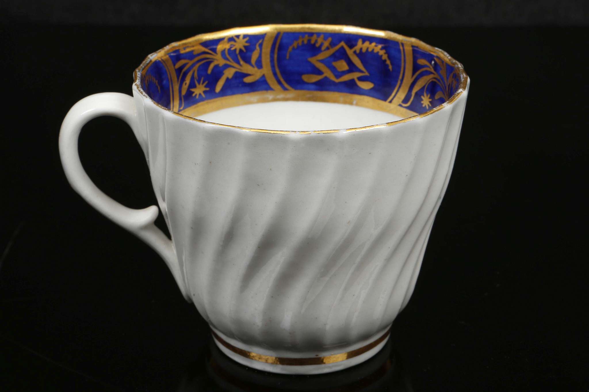 A COALPORT TRIO, circa 1800, each spiral-fluted and decorated with blue and gold borders, comprising - Image 2 of 11