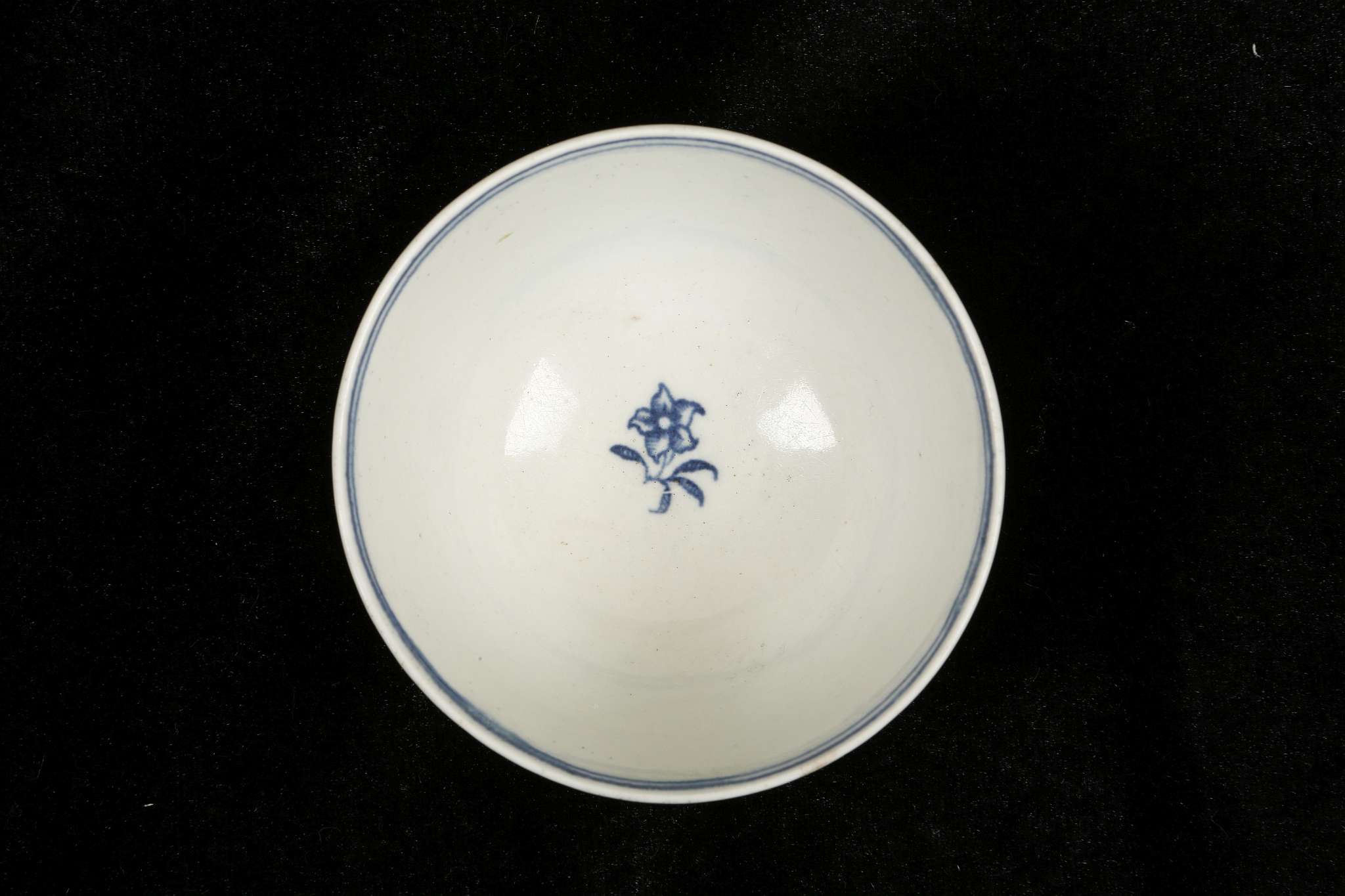 A WORCESTER TEABOWL AND SAUCER, circa 1770, printed in blue with the 'Three Flowers' pattern (the - Image 4 of 7