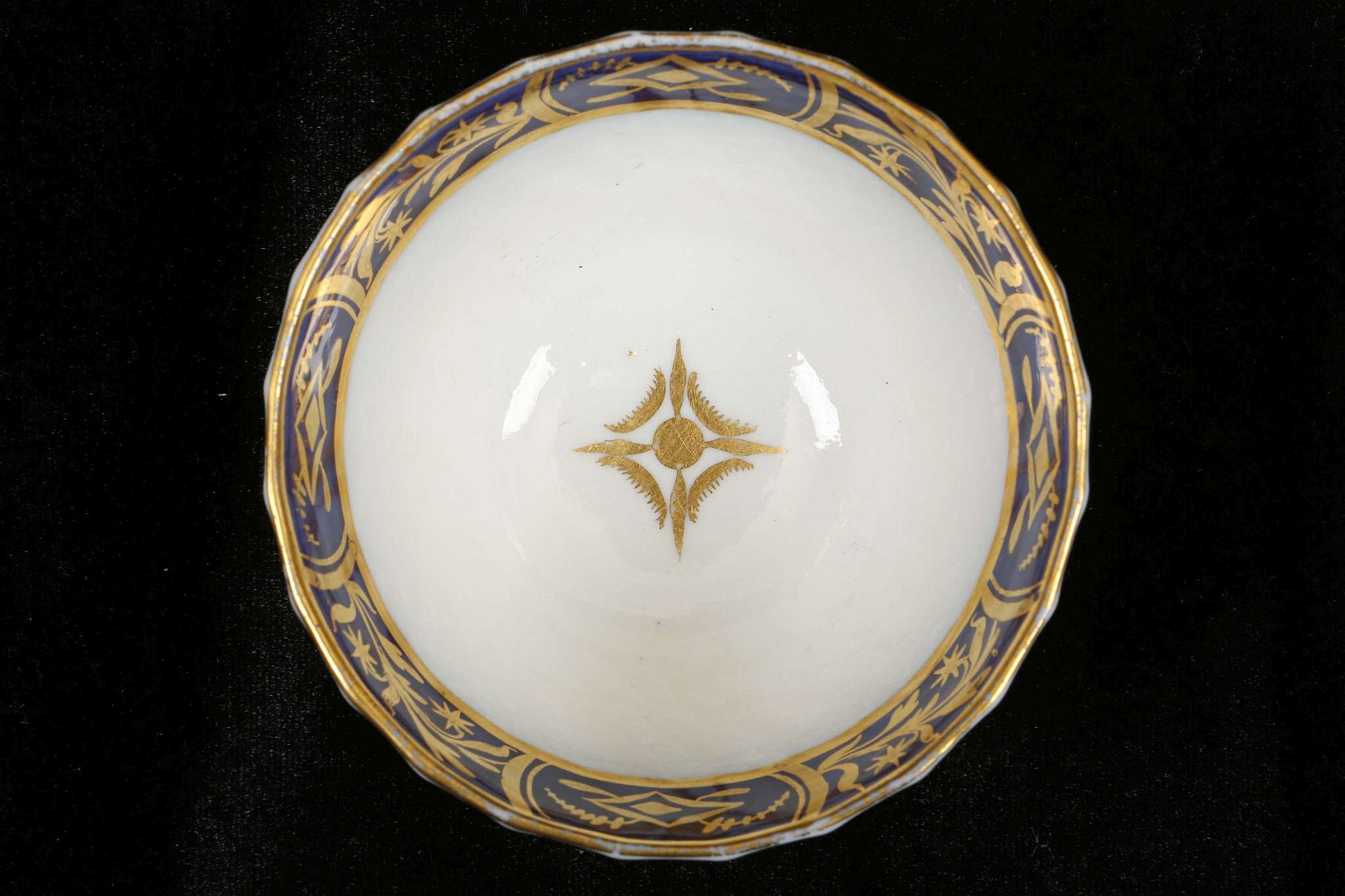 A COALPORT TRIO, circa 1800, each spiral-fluted and decorated with blue and gold borders, comprising - Image 8 of 11