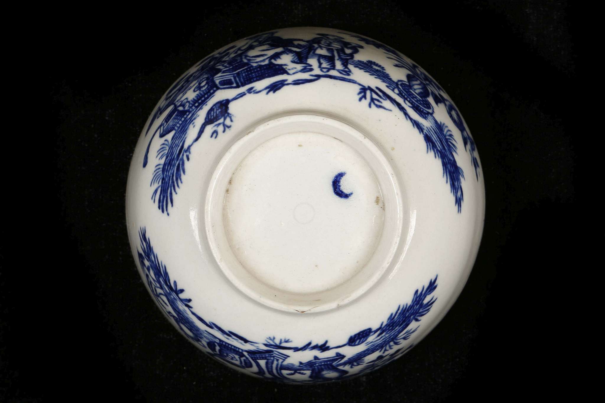 A WORCESTER TEABOWL AND SAUCER, circa 1780, decorated in blue with the 'Mother and Child' pattern, - Image 5 of 7