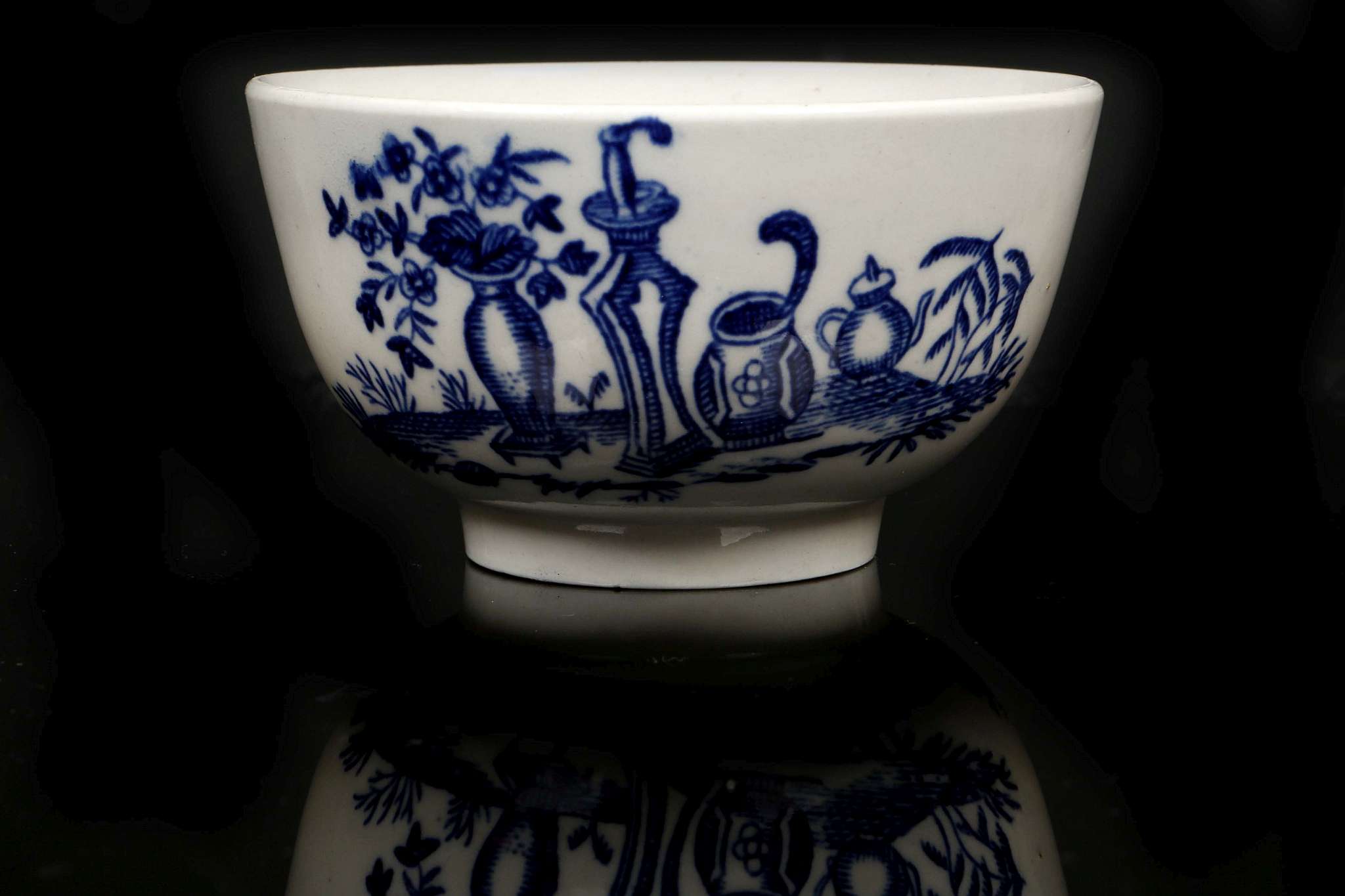 A WORCESTER TEABOWL AND SAUCER, circa 1780, decorated in blue with the 'Mother and Child' pattern, - Image 3 of 7