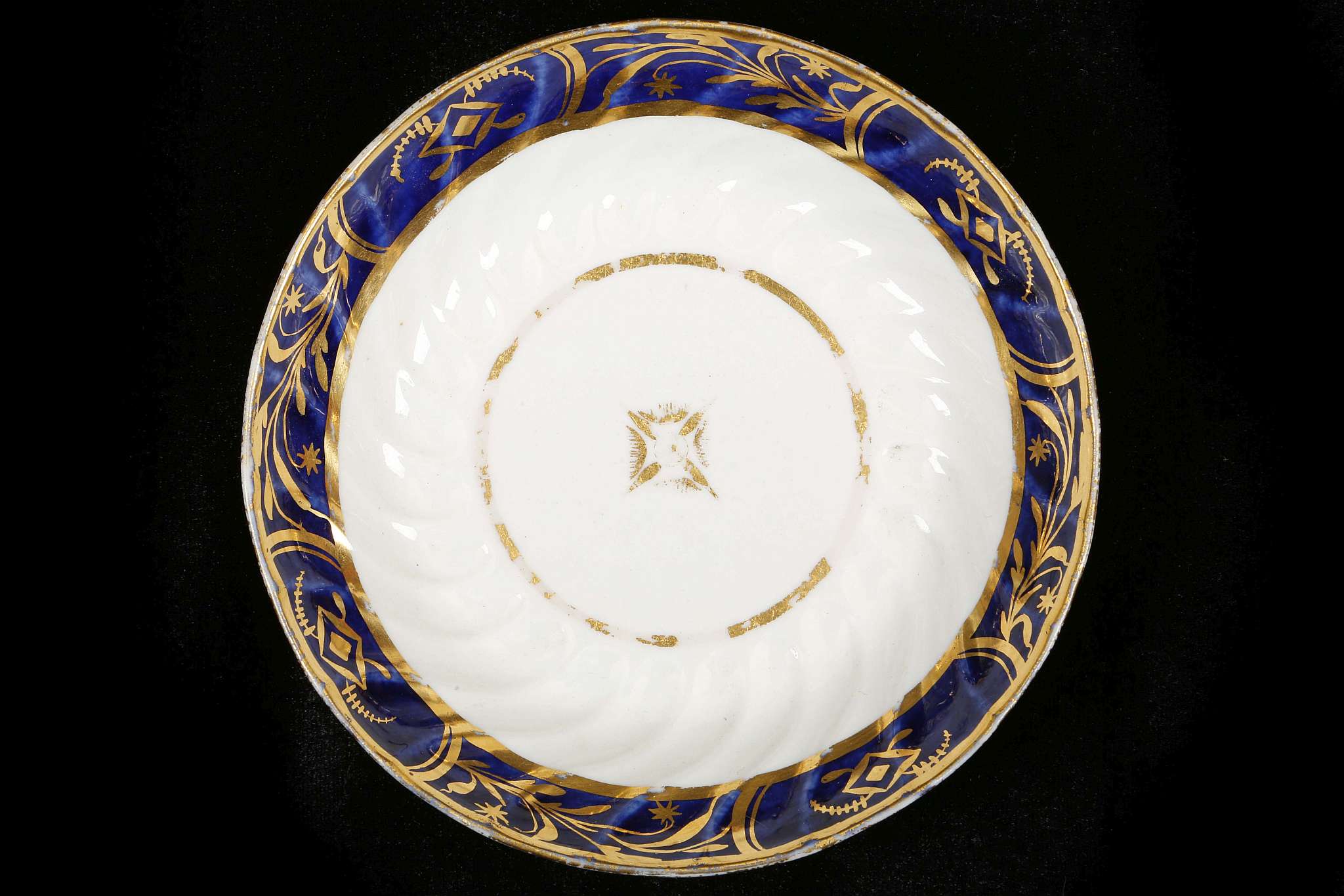 A COALPORT TRIO, circa 1800, each spiral-fluted and decorated with blue and gold borders, comprising - Image 10 of 11