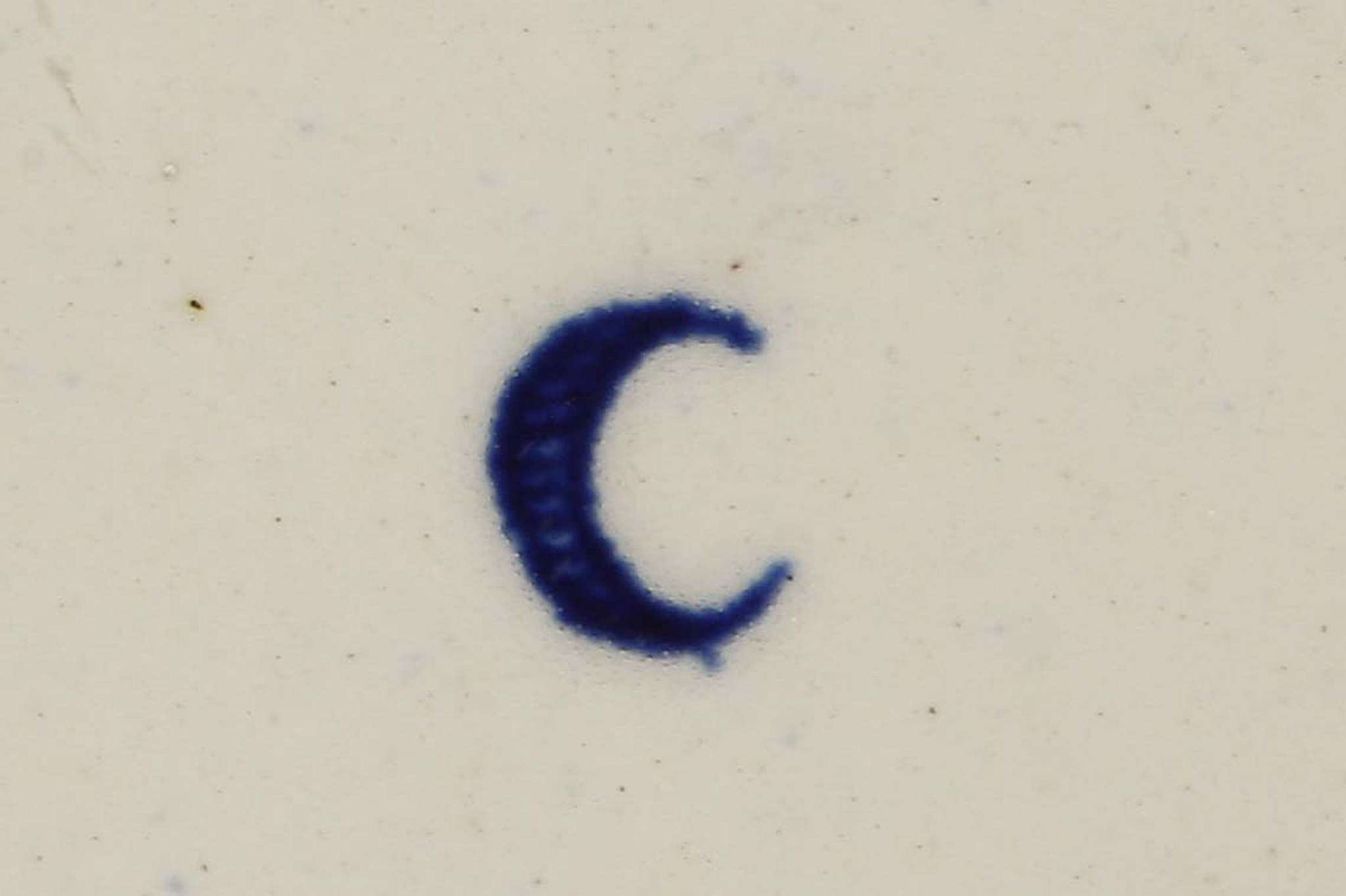 A CAUGHLEY PLATE, circa 1775, printed in blue with the 'Pine Cone Group' pattern, with a scalloped - Image 3 of 3