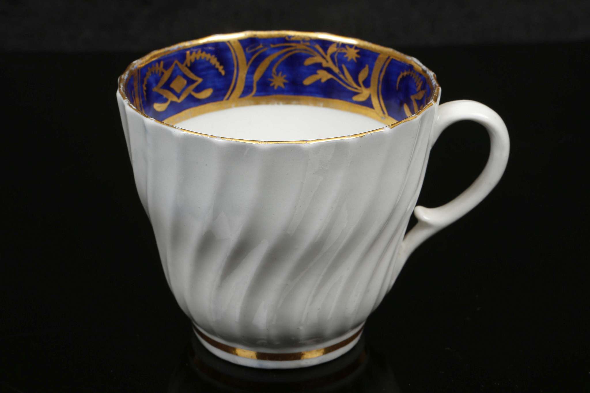 A COALPORT TRIO, circa 1800, each spiral-fluted and decorated with blue and gold borders, comprising - Image 3 of 11