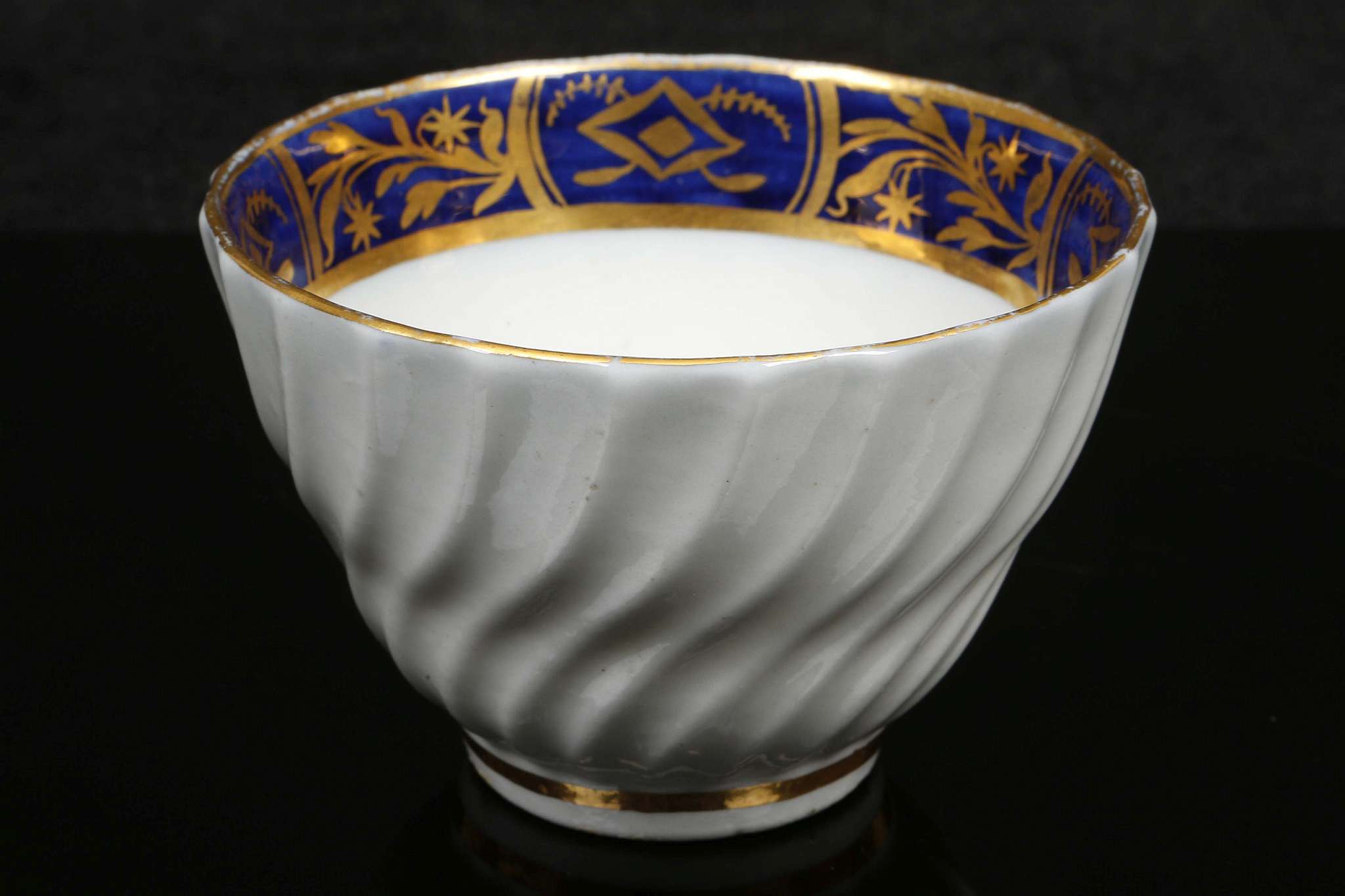 A COALPORT TRIO, circa 1800, each spiral-fluted and decorated with blue and gold borders, comprising - Image 7 of 11