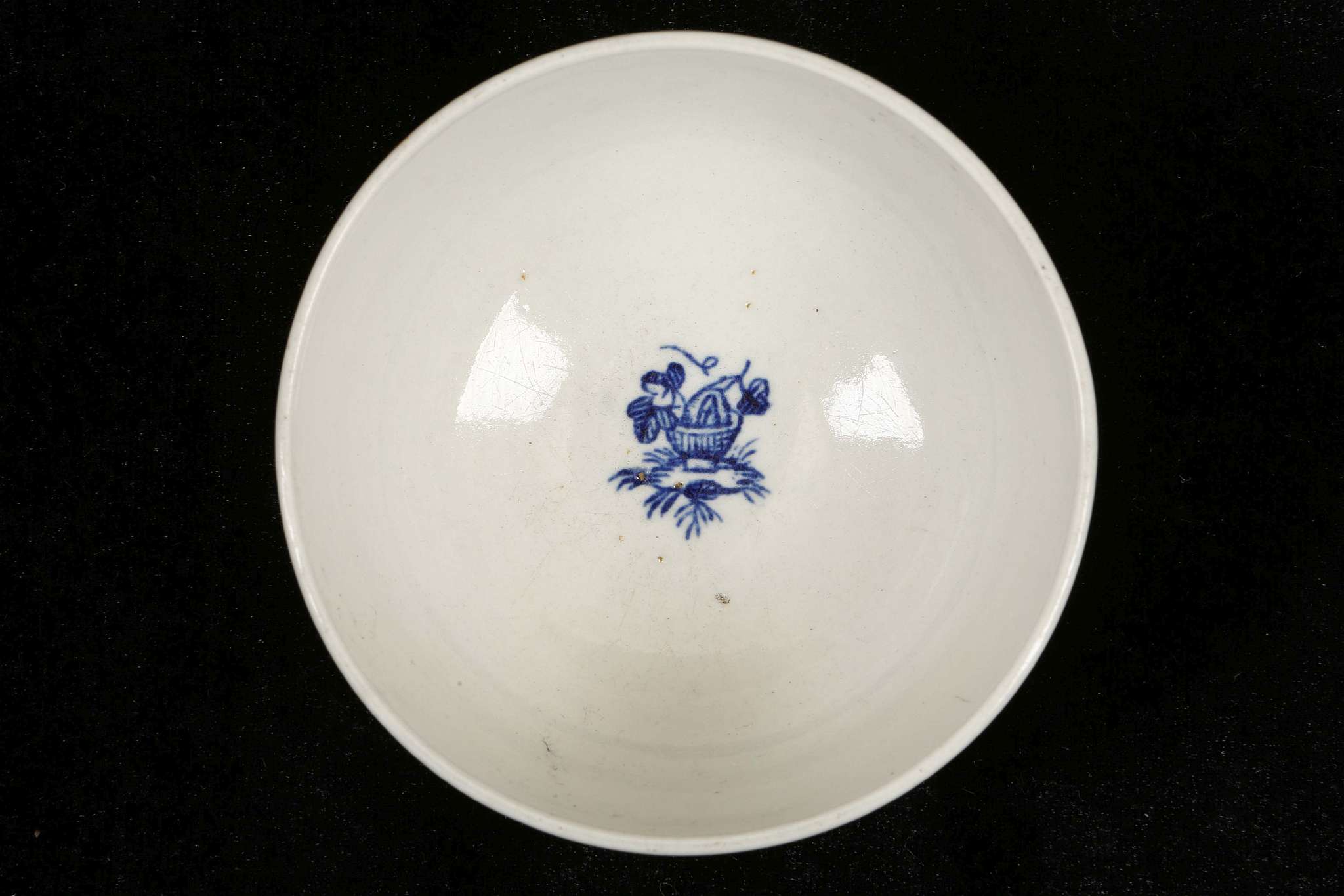 A WORCESTER TEABOWL AND SAUCER, circa 1780, decorated in blue with the 'Mother and Child' pattern, - Image 4 of 7