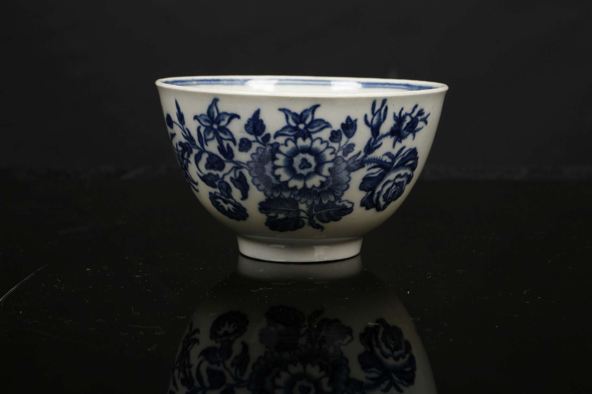 A WORCESTER TEABOWL AND SAUCER, circa 1770, printed in blue with the 'Three Flowers' pattern (the - Image 2 of 7