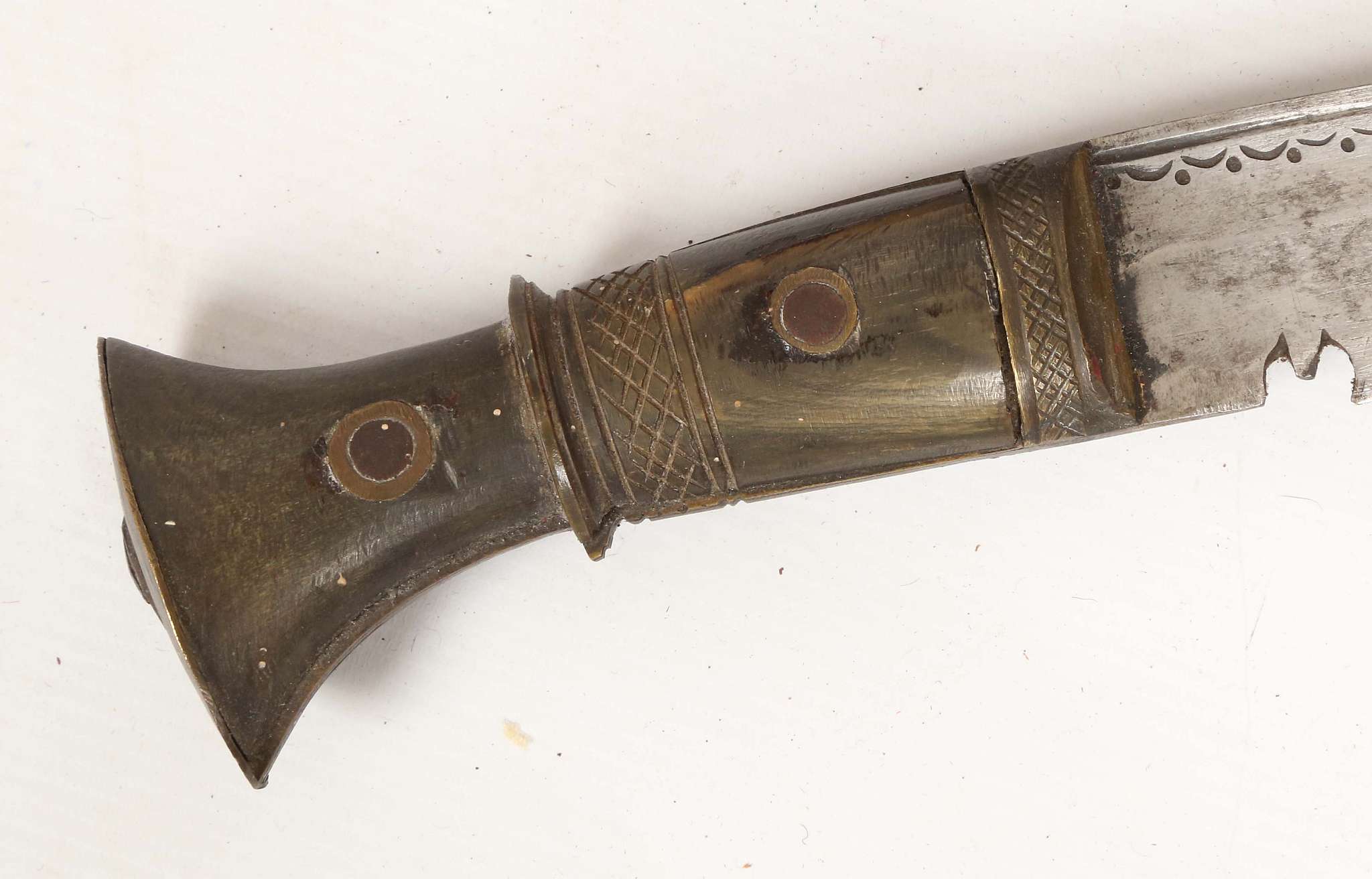 A Burmese Dha sword, brass finial with leaf decoration, bone grip, decoration to blade, 59.5cm, - Image 4 of 7