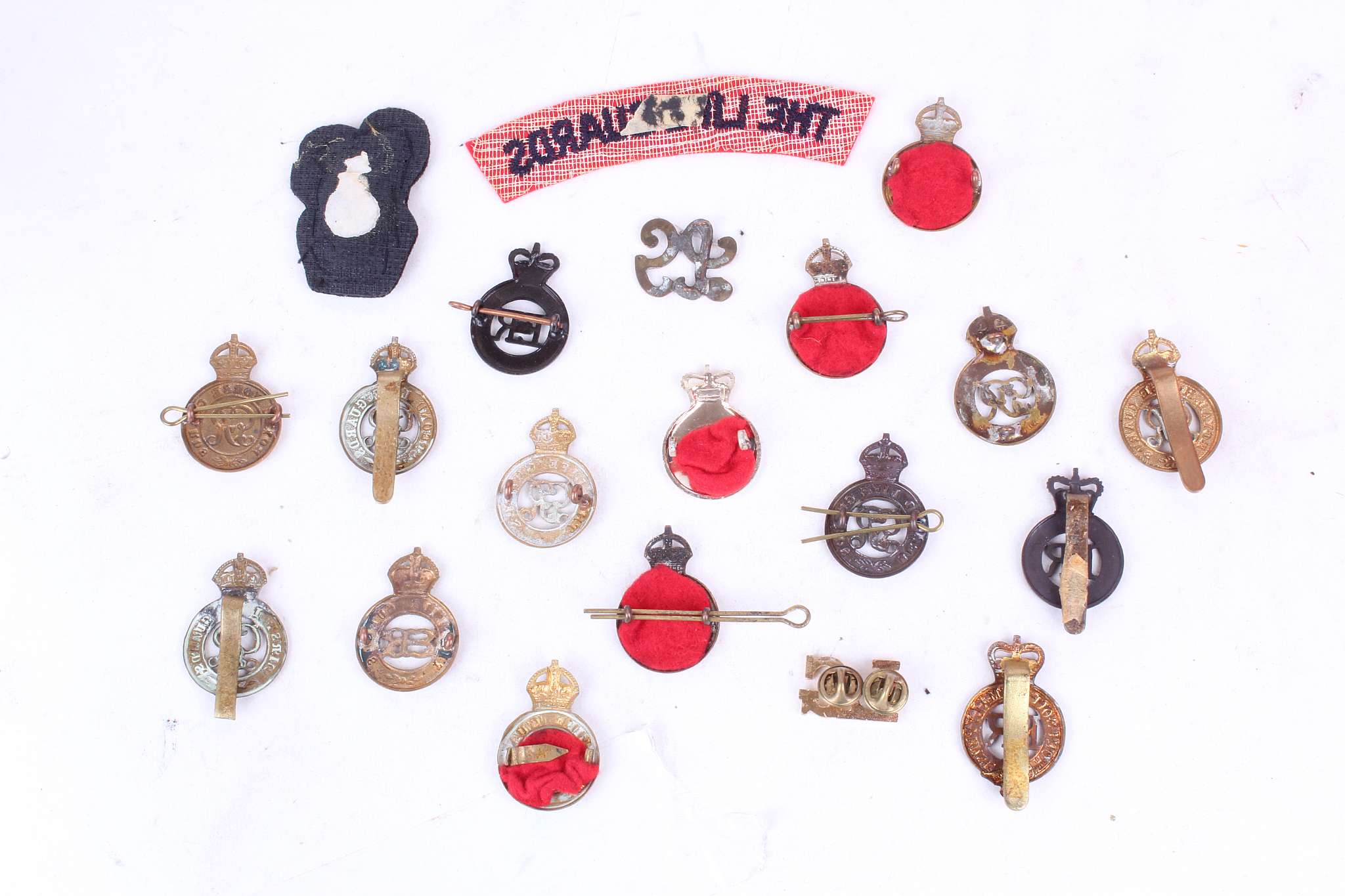 Welsh Guards belt buckle, other titles and cap badges including Scots Guards, also British Army - Image 2 of 4