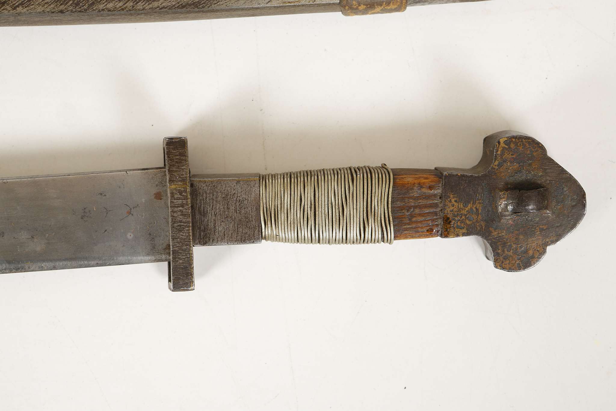 Late 18th / early 19th Century Tibetan sword, gun metal pommel, wire bound grip, gun metal collet, - Image 4 of 6