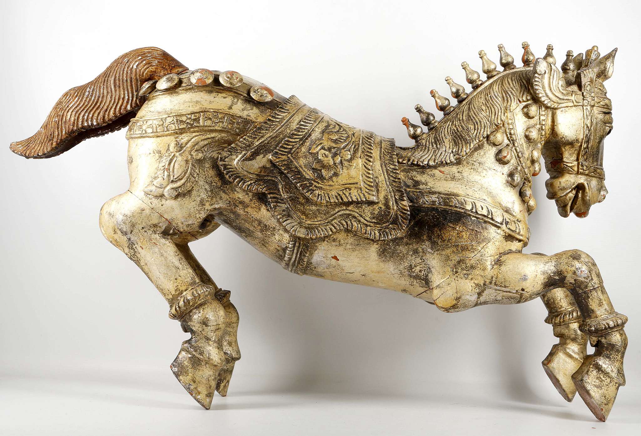 A pair of antique Indian carved and giltwood stallions, 36cm long (2) - Image 2 of 2