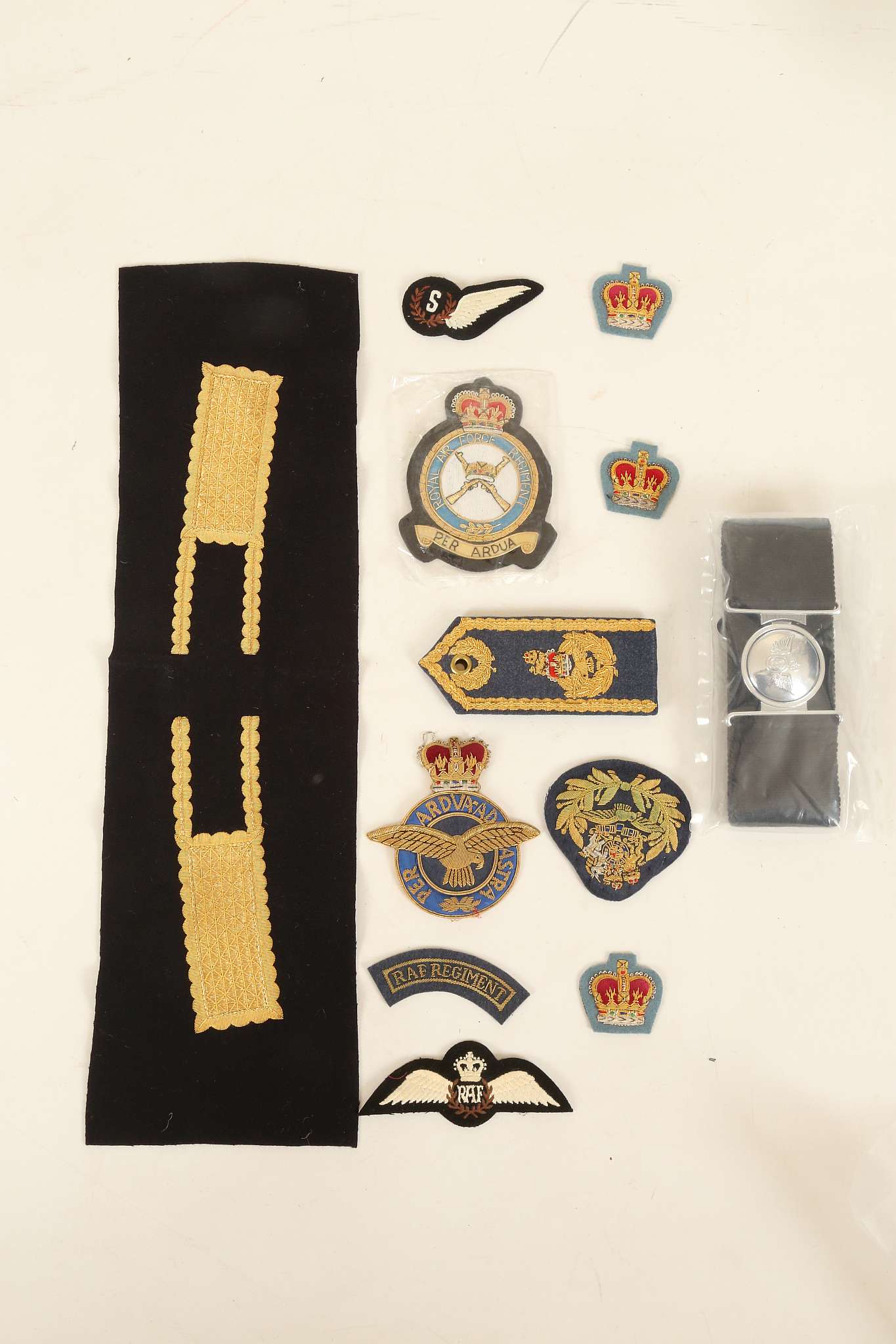 Royal and Australian Air Force Officer's dress brass cap badges, Royal Navy bullion rank and other - Image 2 of 5