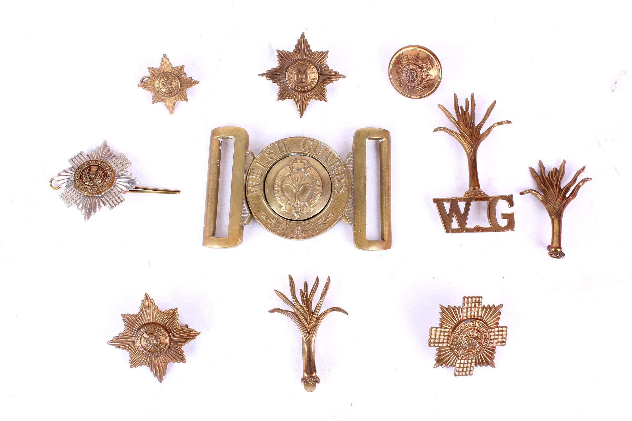 Welsh Guards belt buckle, other titles and cap badges including Scots Guards, also British Army - Image 3 of 4