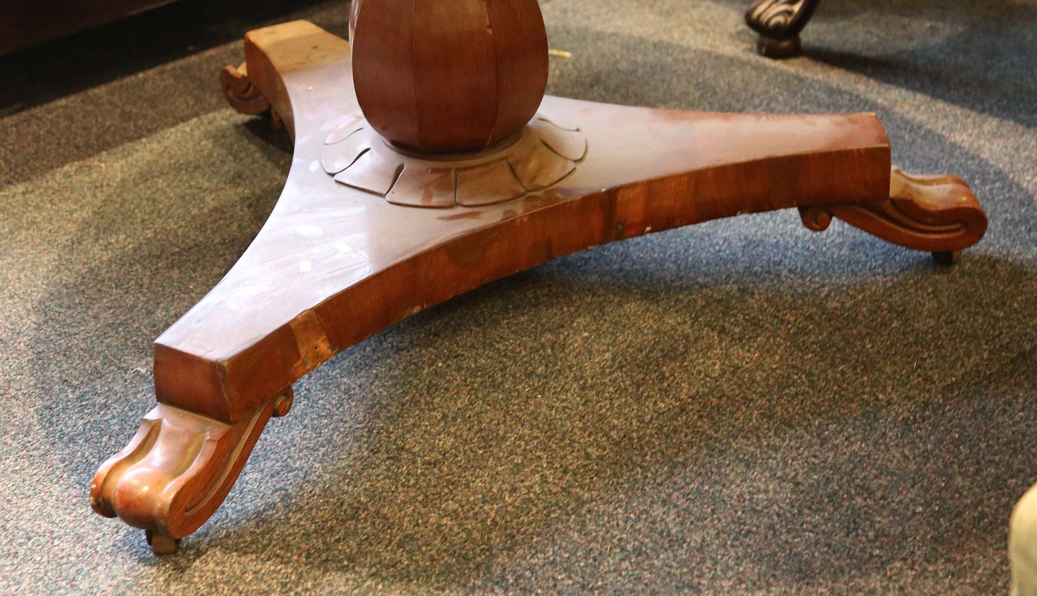 A Victorian mahogany circular dining table, on ped - Image 3 of 3