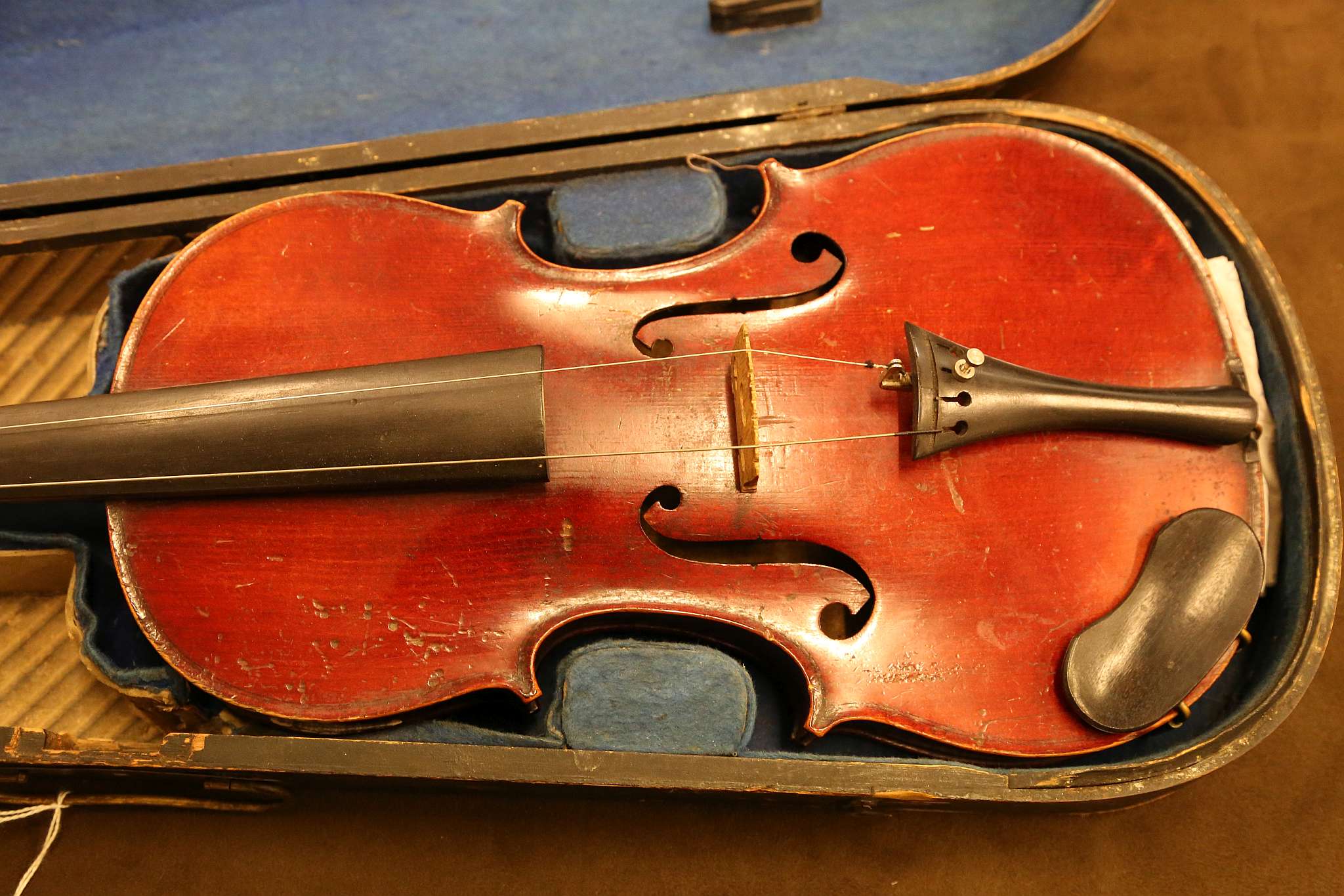 A burgundy medio-fino violin with one piece back with hard carry case, the back 35.7cm long not - Image 2 of 4