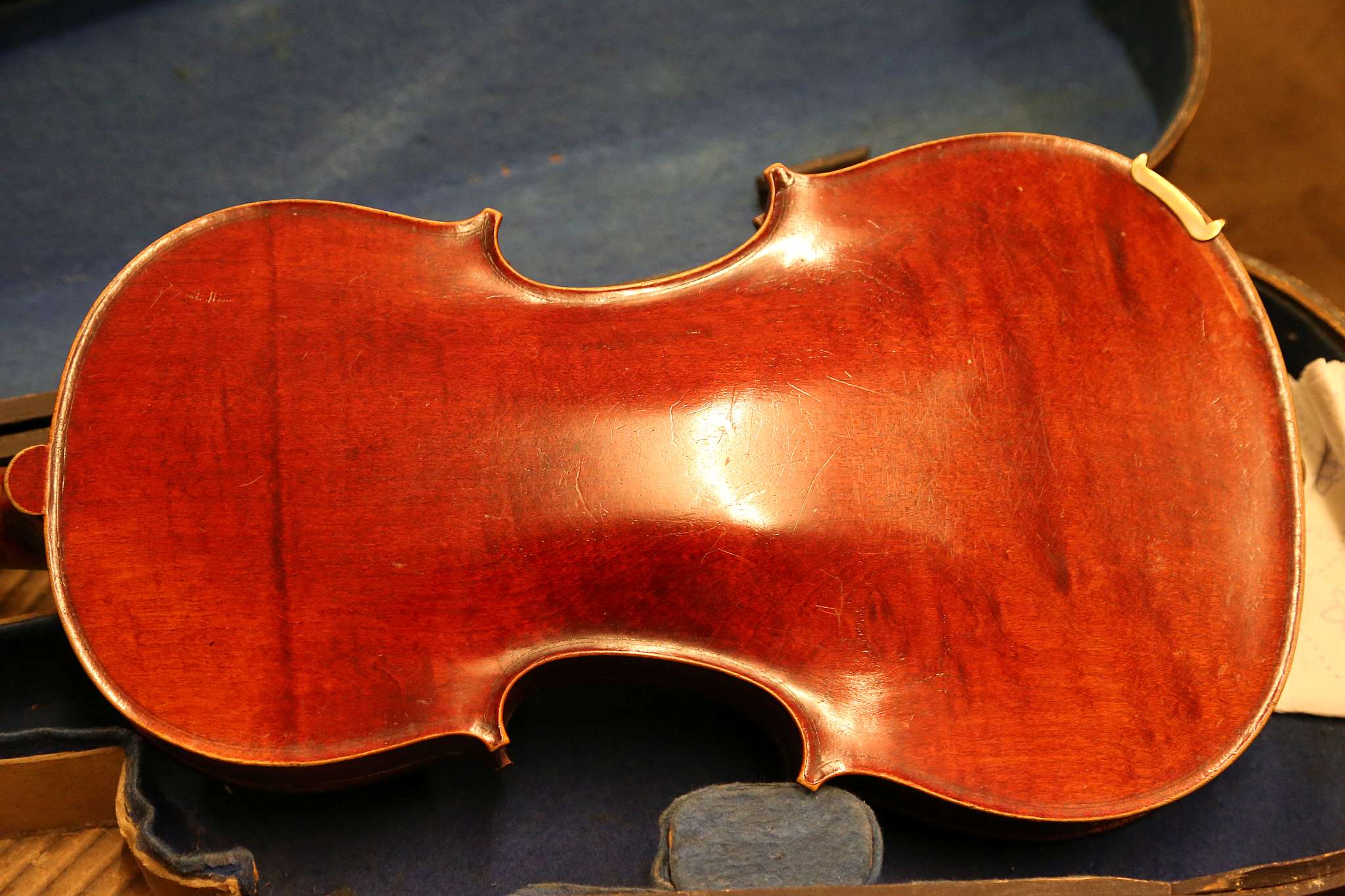 A burgundy medio-fino violin with one piece back with hard carry case, the back 35.7cm long not - Image 4 of 4