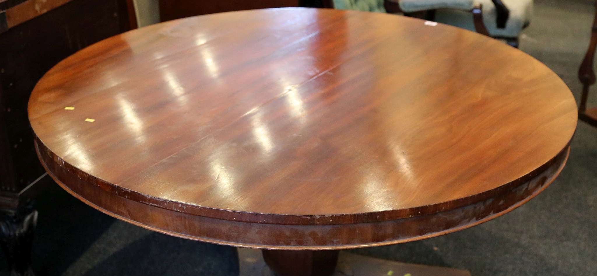 A Victorian mahogany circular dining table, on ped - Image 2 of 3