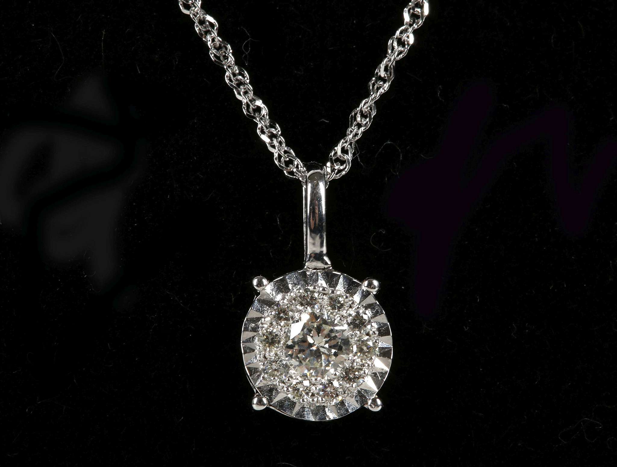 An 18ct white gold diamond cluster pendant, 0.25ct on 18ct white gold chain