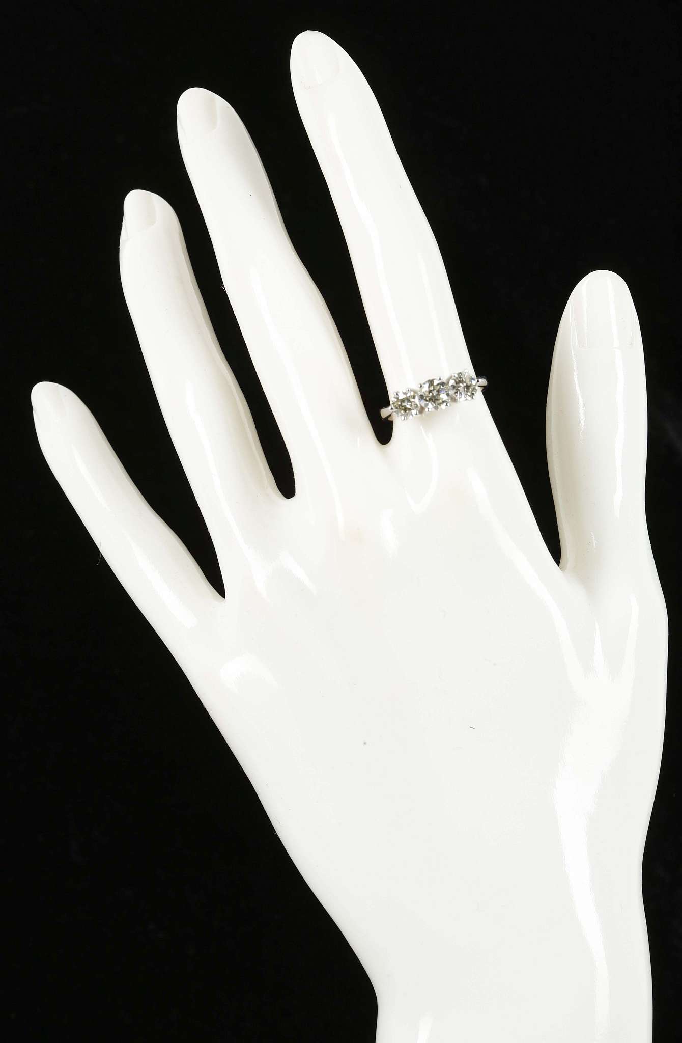 An 18ct white gold, 3 stone diamond ring, 1.42ct - Image 2 of 2