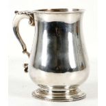 A Victorian silver tankard in Georgian style, London 1880, 13cm