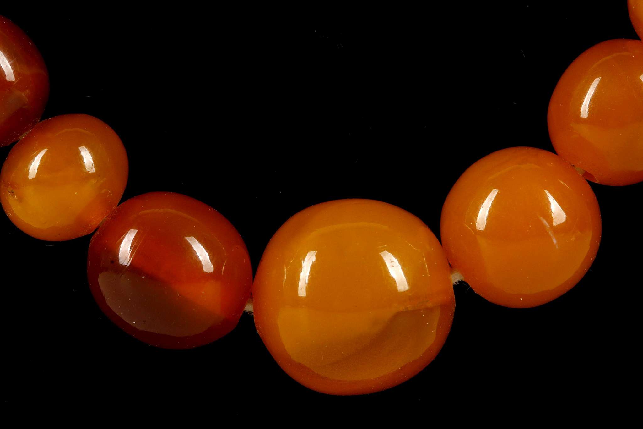 An amber necklace, 70cm string of graduated beads