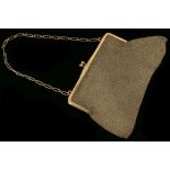 A fine 18ct gold mesh purse, with cross-over cabou